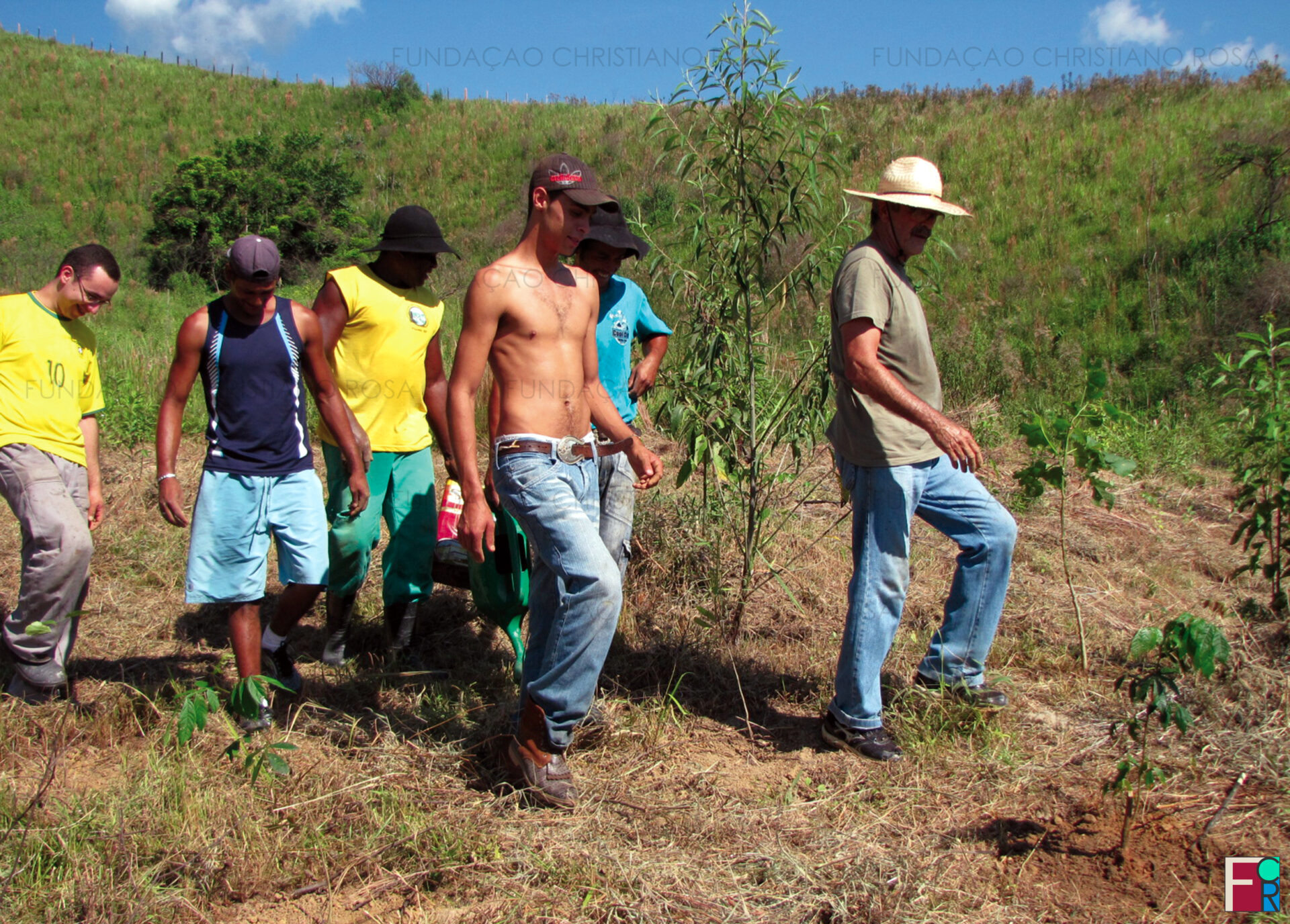 Equipe formada para o plantio de mudas para recomposição de mata ciliar do Ribeirão Limeira em terras da FPV.