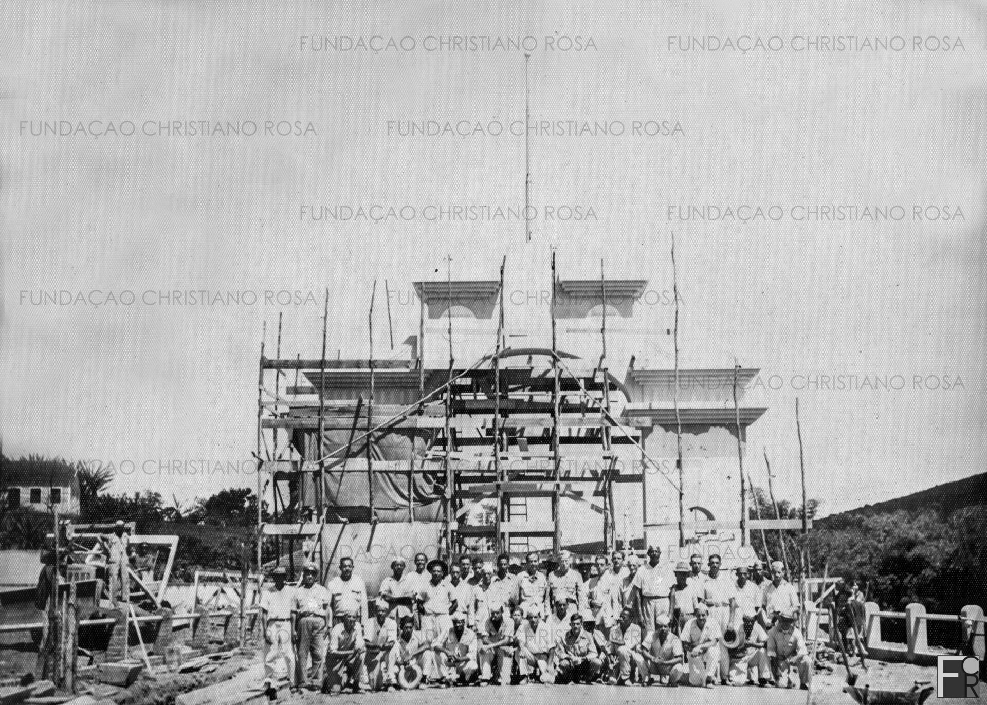 Operários que trabalharam na construção do Pórtico da FPV, inaugurado oficialmente em 19 de novembro de 1955.