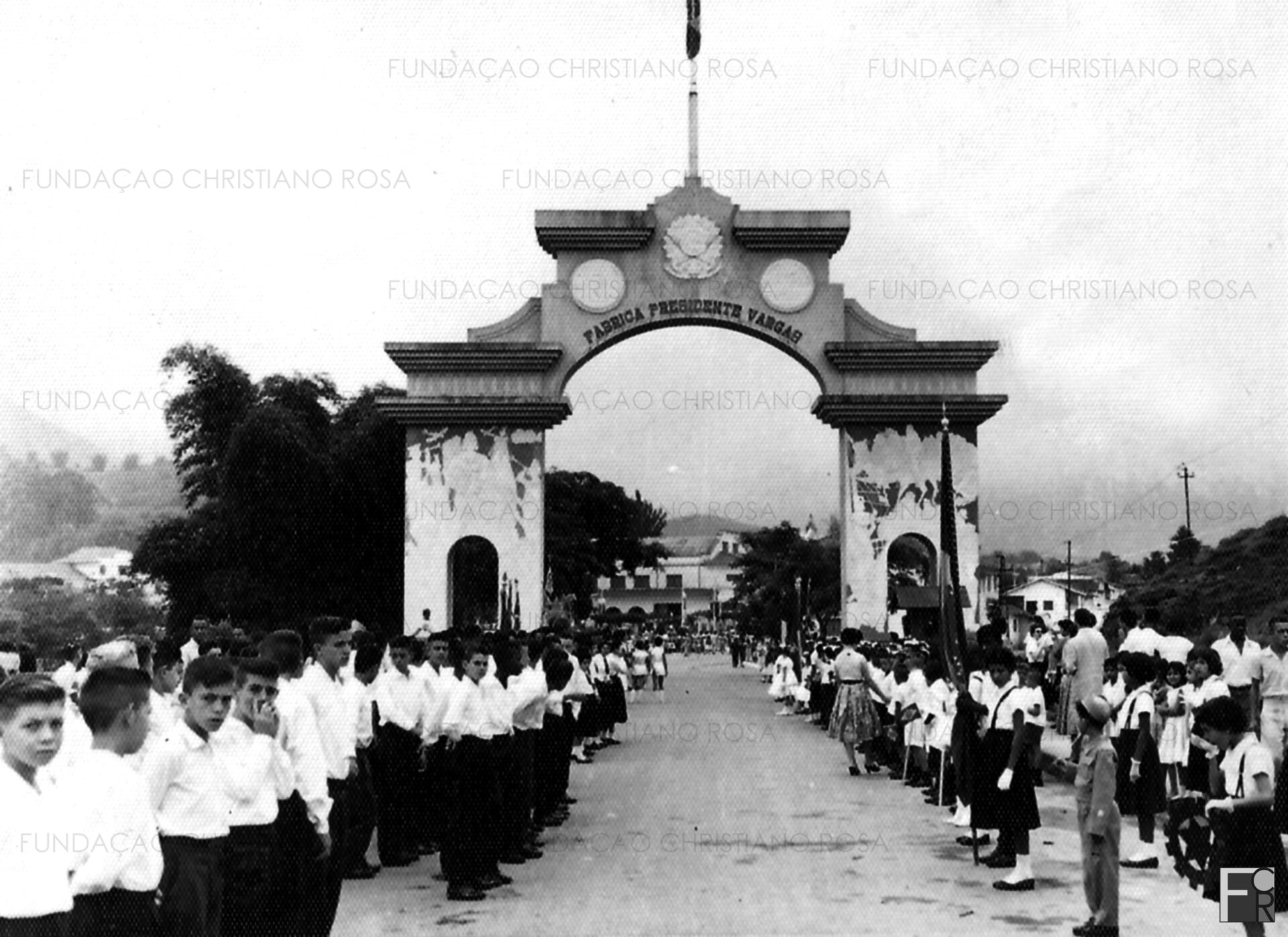 Alunos do Departamento Educacional da FPV perfilados junto ao Pórtico da FPV.