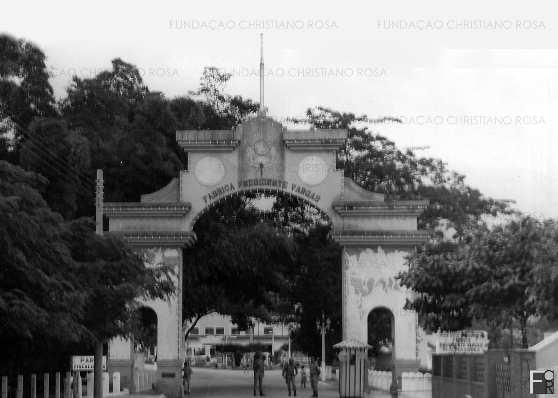 O Pórtico da FPV é o marco limítrofe da Praça Duque de Caxias e da área militar da FPV.