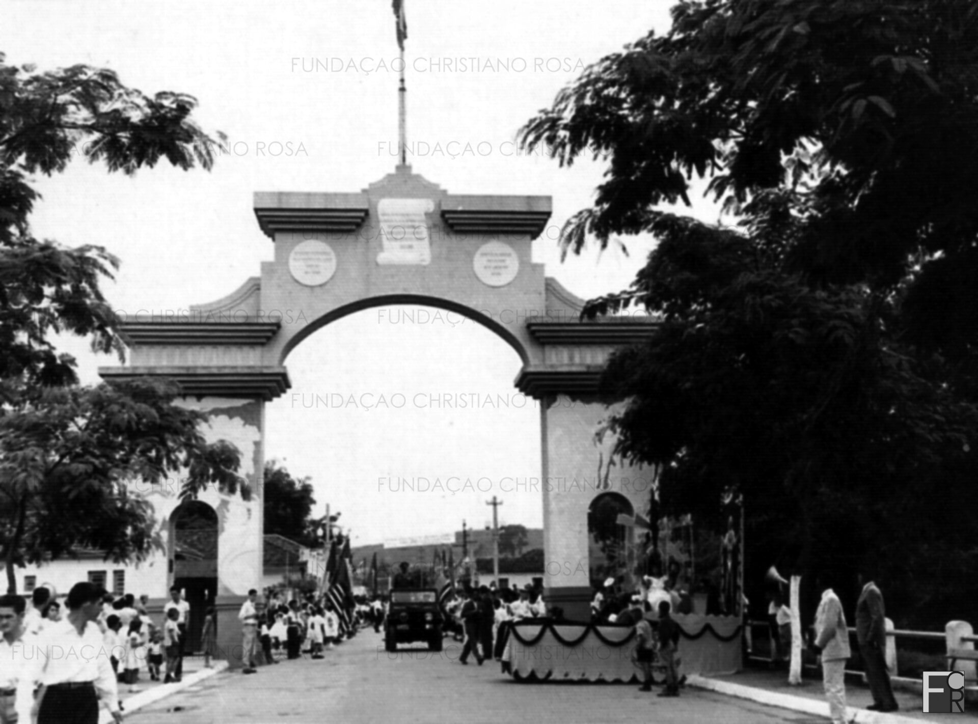O Pórtico da FPV é o marco limítrofe da Praça Duque de Caxias e da área militar da FPV.