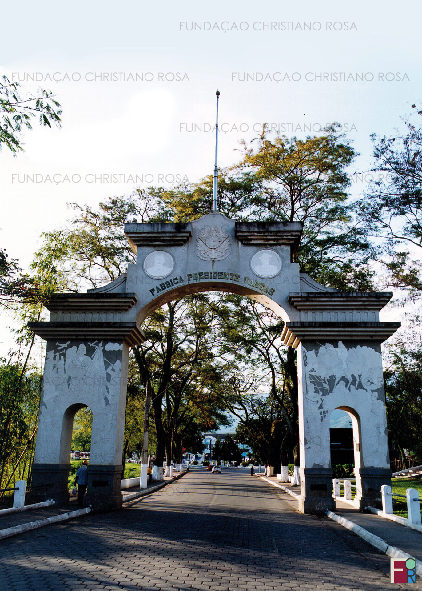 O Pórtico da FPV é o marco limítrofe da Praça Duque de Caxias e da área militar da FPV.