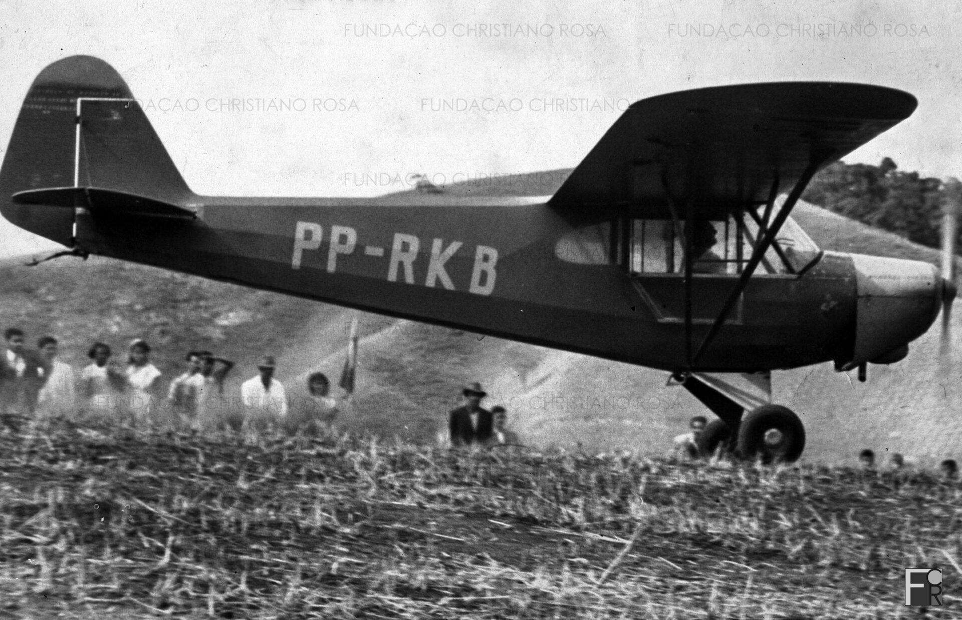 Em Julho de 1950, um teco-teco pilotado por Agenor Ferreira, o "Norinho", pousa no morro atrás do cemitério de Piquete.