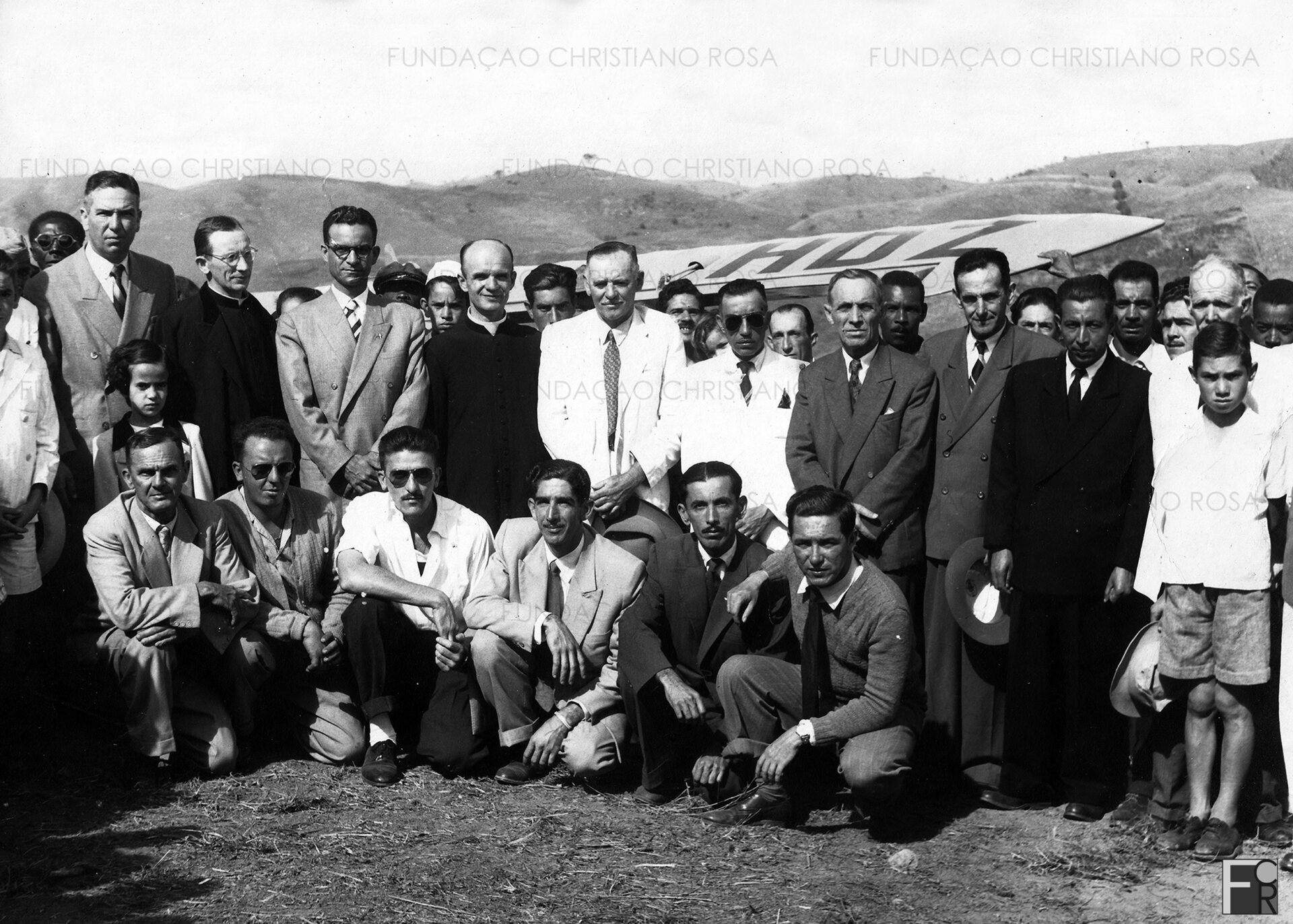 Piquetenses se reunem ao piloto Agenor Ferreira, o "Norinho", para registrar a data em que um avião teco-teco pousou no morro atrás do cemitério de Piquete, em julho de 1950.