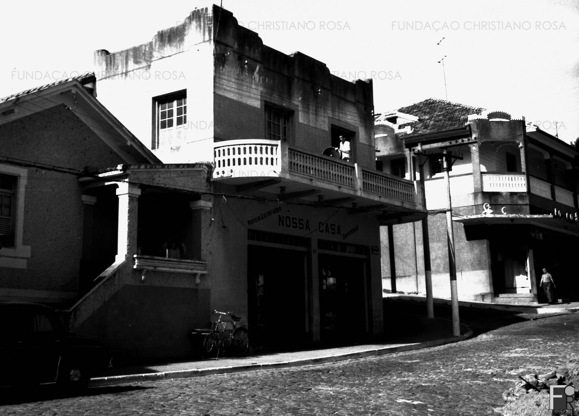 Detalhe da Praça da Bandeira em que podemos ver as lojas Nossa Casa e Casa Dom Bosco, de Thomé Seraphim, e a sacada do Clube Comercial.