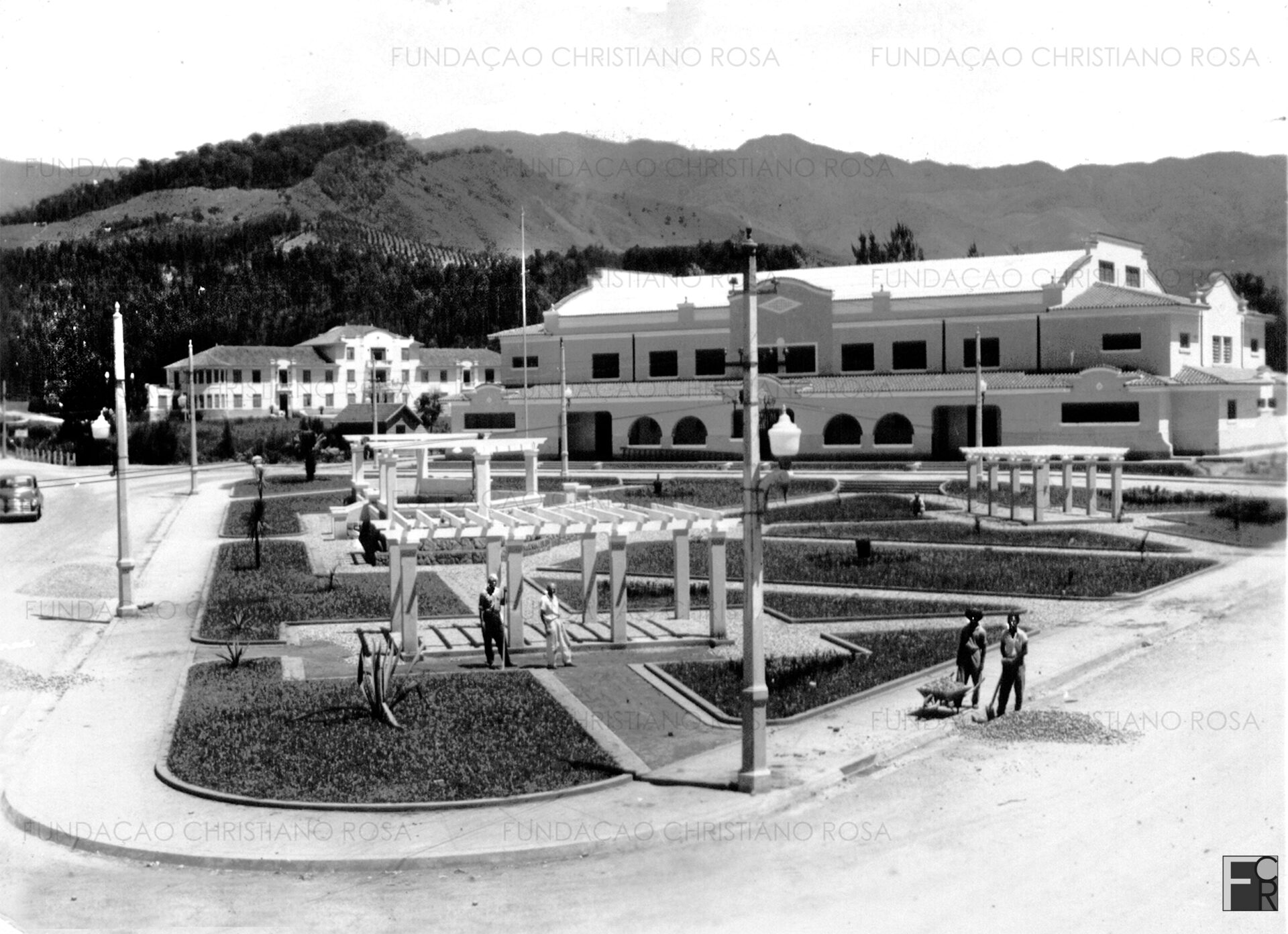O conjunto arquitetônico de uma cidade - e mesmo edifícios isolados - são registros na paisagem deixados, ao longo dos tempos, por gerações que nos legaram um pouco de sonho de progresso e um tanto de história. Temos o dever moral de preservá-los. Na foto, o registro da finalização das obras de construção da Praça Duque de Caxias inaugurada em 8 de novembro de 1952.
