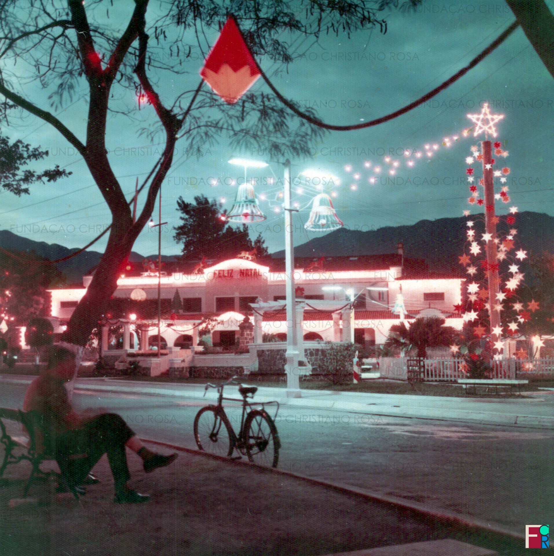 A Praça Duque de Caxias, a nossa "Pracinha, em Piquete, SP, decorada para o Natal.
