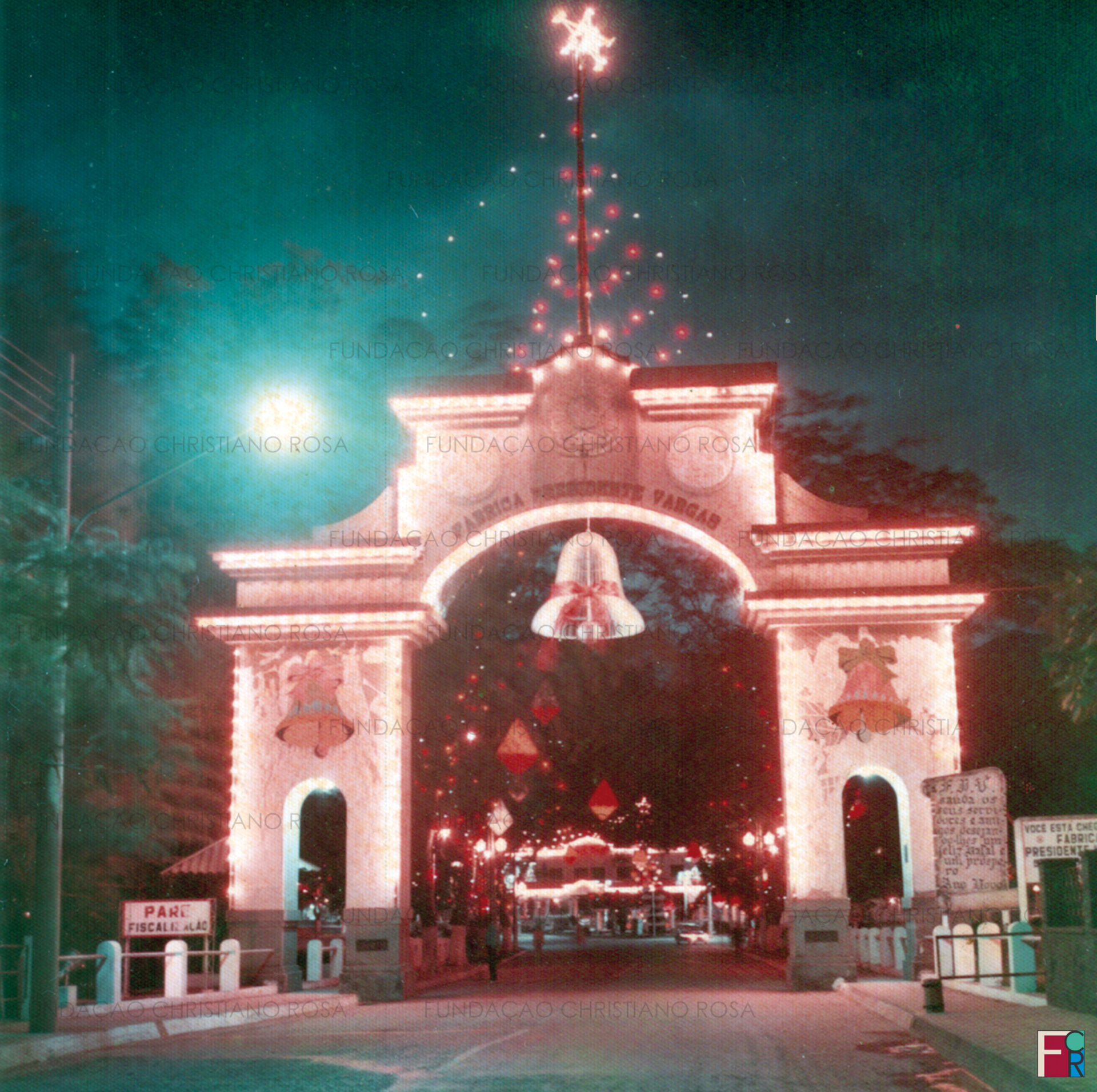 O Pórtico, que estabelecia os limites da Pracinha e da área militar da FPV, todo enfeitado para o Natal.