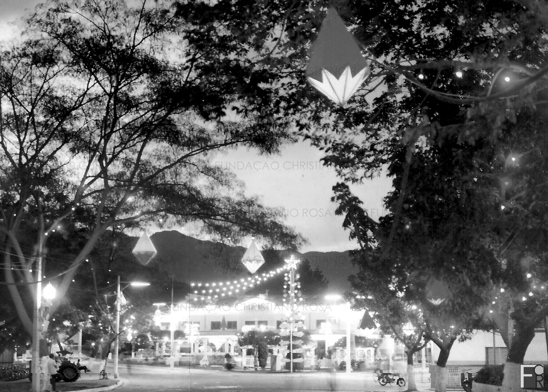 Praça Duque de Caxias ornamentada pela FPV para o Natal.