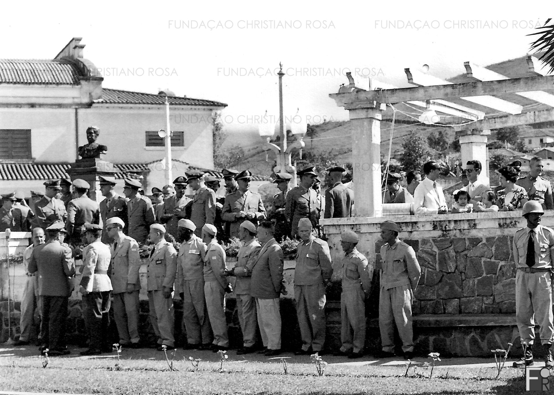 Evento cívico-militar na Praça Duque de Caxias. À esquerda, vê-se o busto de Caxias, Patrono do Exército Brasileiro.