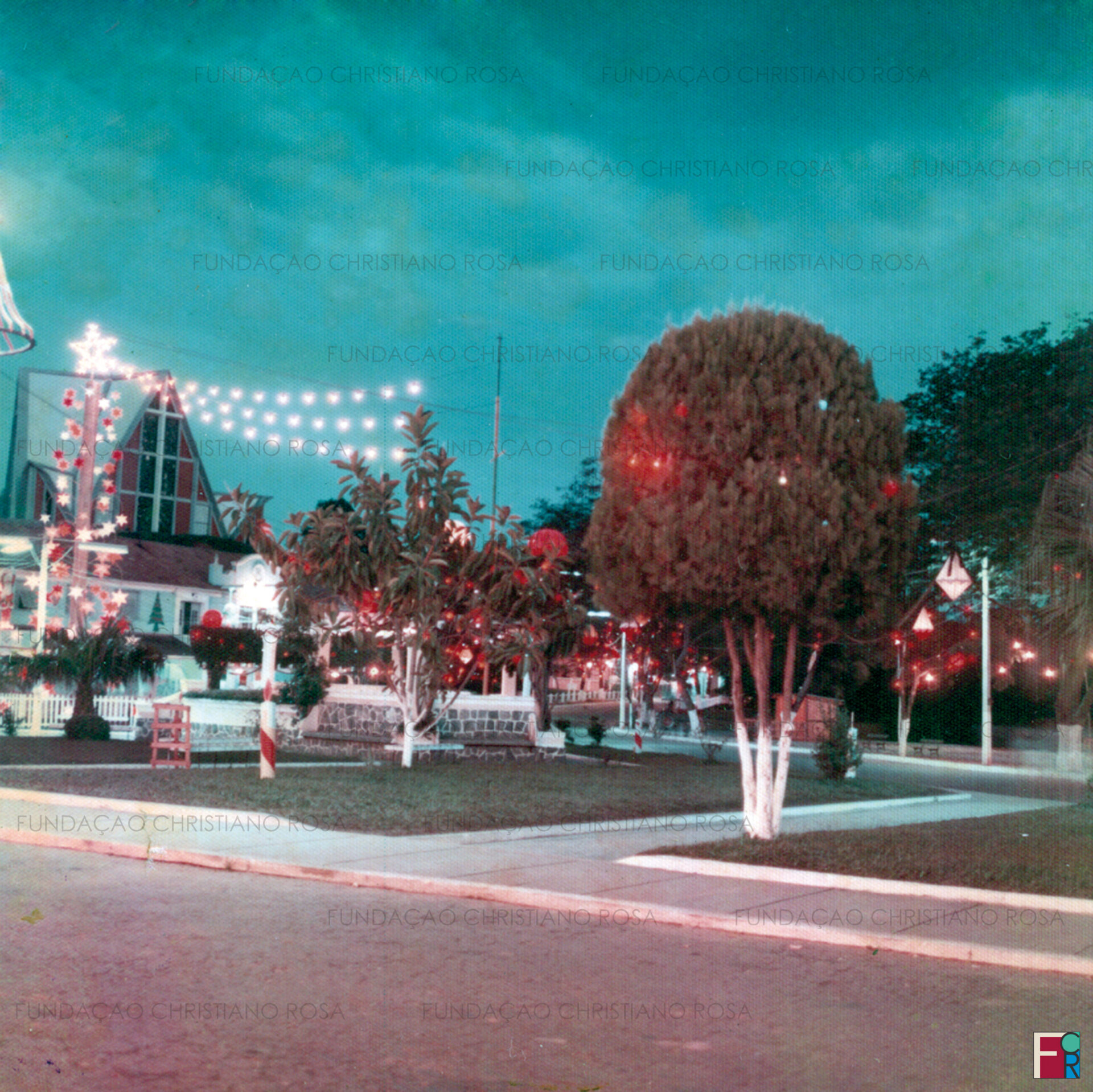 Detalhe da Praça Duque de Caxias, a nossa "Pracinha, em Piquete, SP, decorada para o Natal,