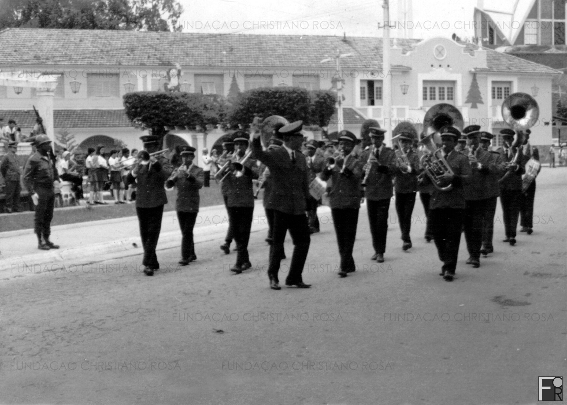 Corporação Musical Piquetense se apresentando na Praça Duque de Caxias.