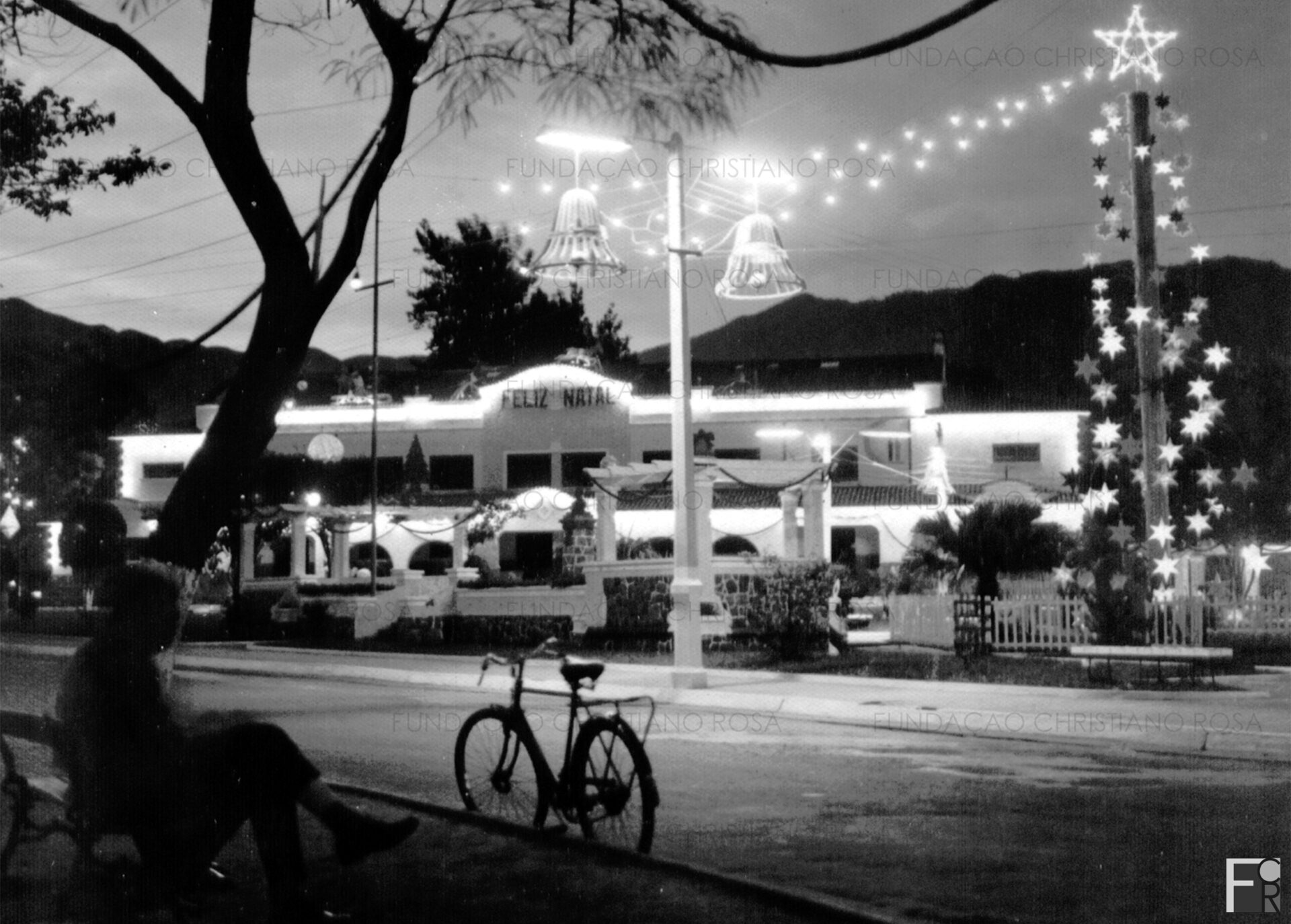 Praça Duque de Caxias ornamentada pela FPV para o Natal.