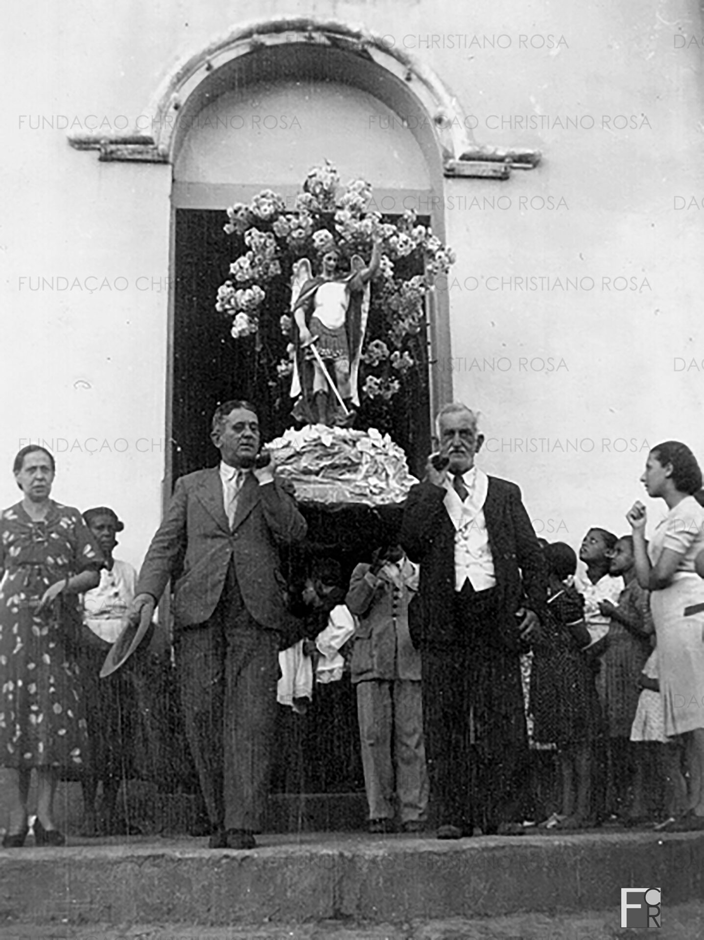 Procissão de São Miguel deixa a antiga Matriz, em foto de 1940. Carrega o andar, à direita, Juca Pinto.