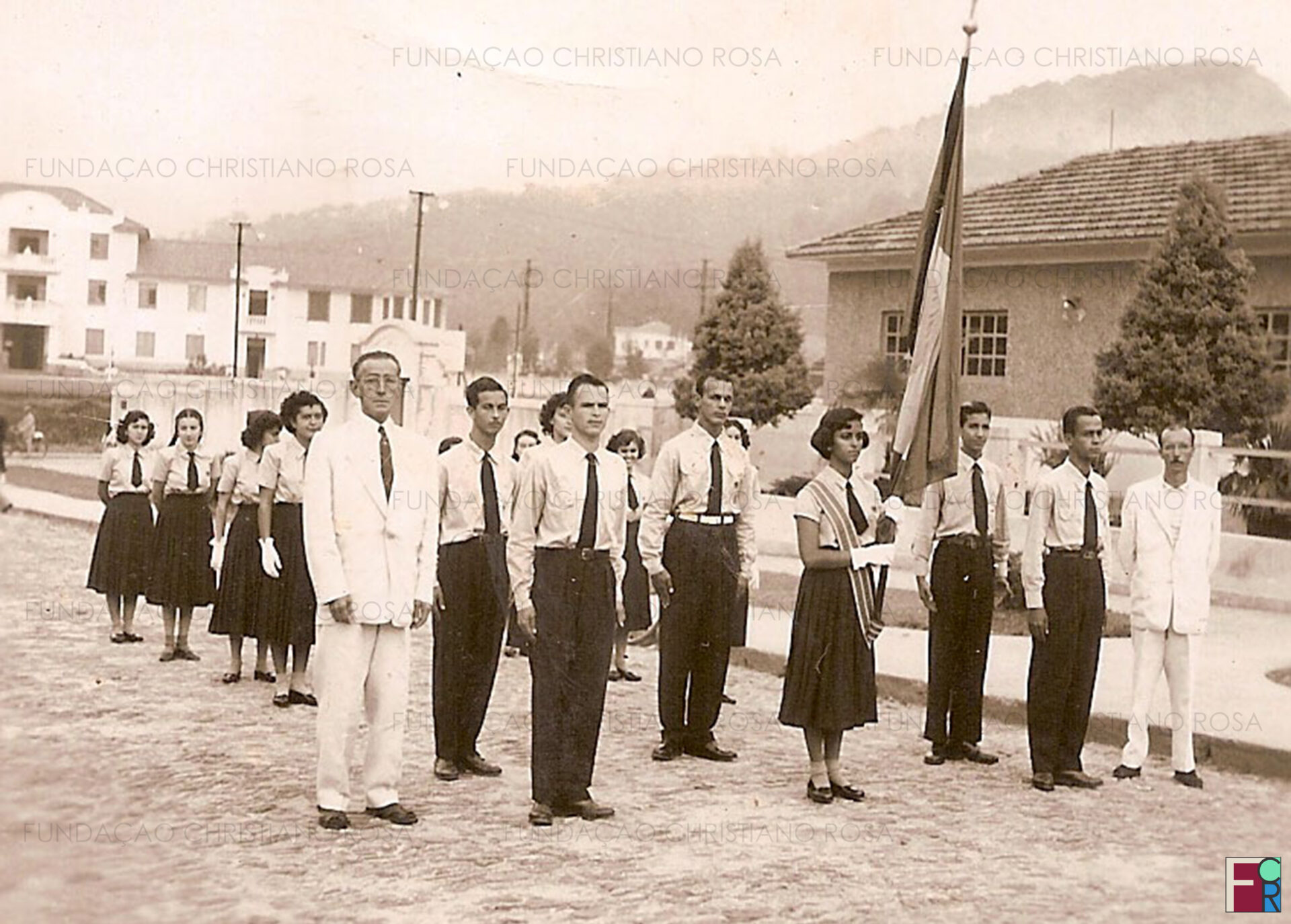 Professor Leopoldo Marcondes de Moura Netto (à direita) e alunos da 1ª Turma da Escola Normal Livre Duque de Caxias.