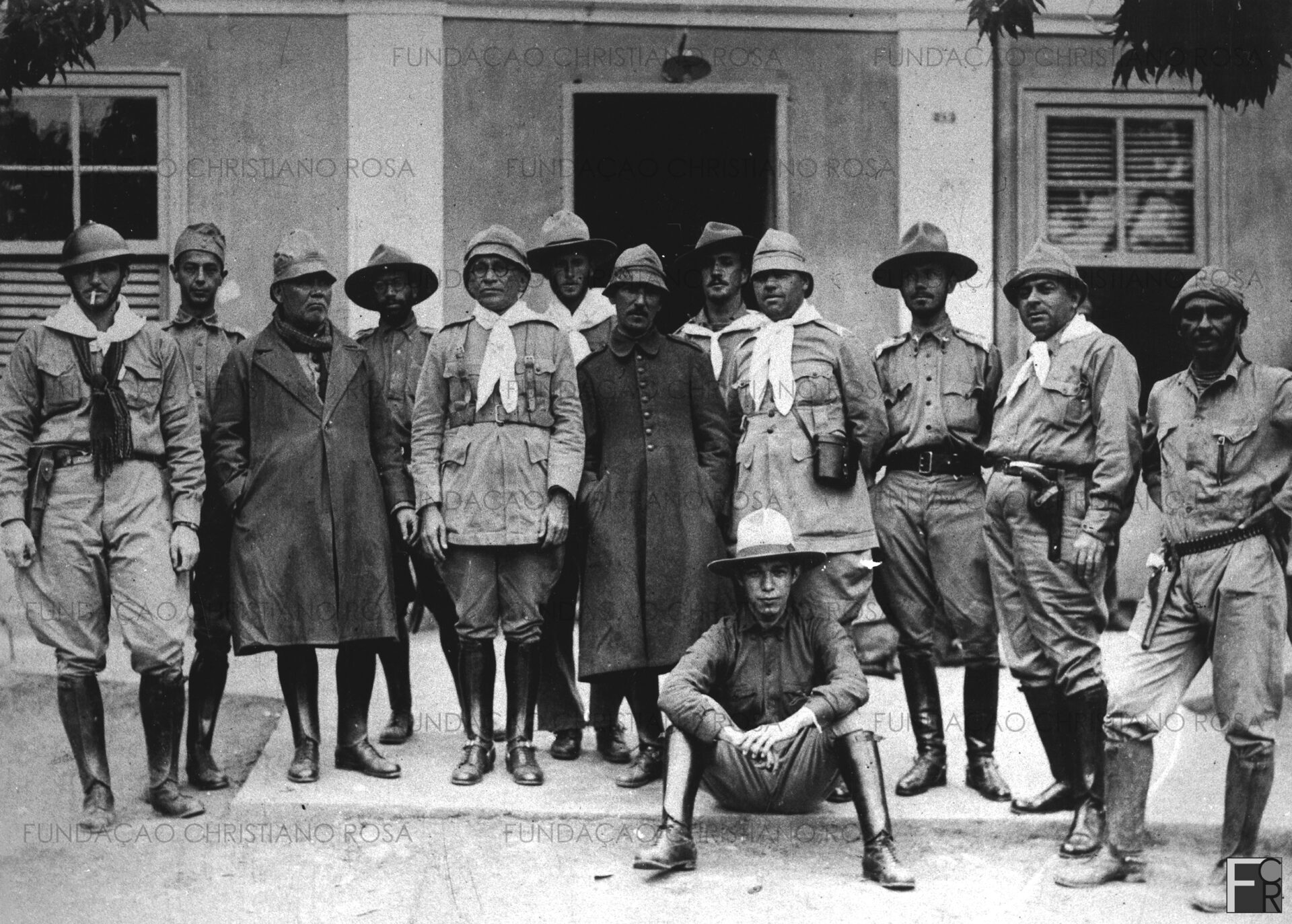 O major Leôncio de Figueiredo Neiva, comandante do destacamento do “Setor Piquete”, e oficialidade em frente ao QG instalado no Hotel das Palmeiras, em Piquete, SP, em agosto de 1932.