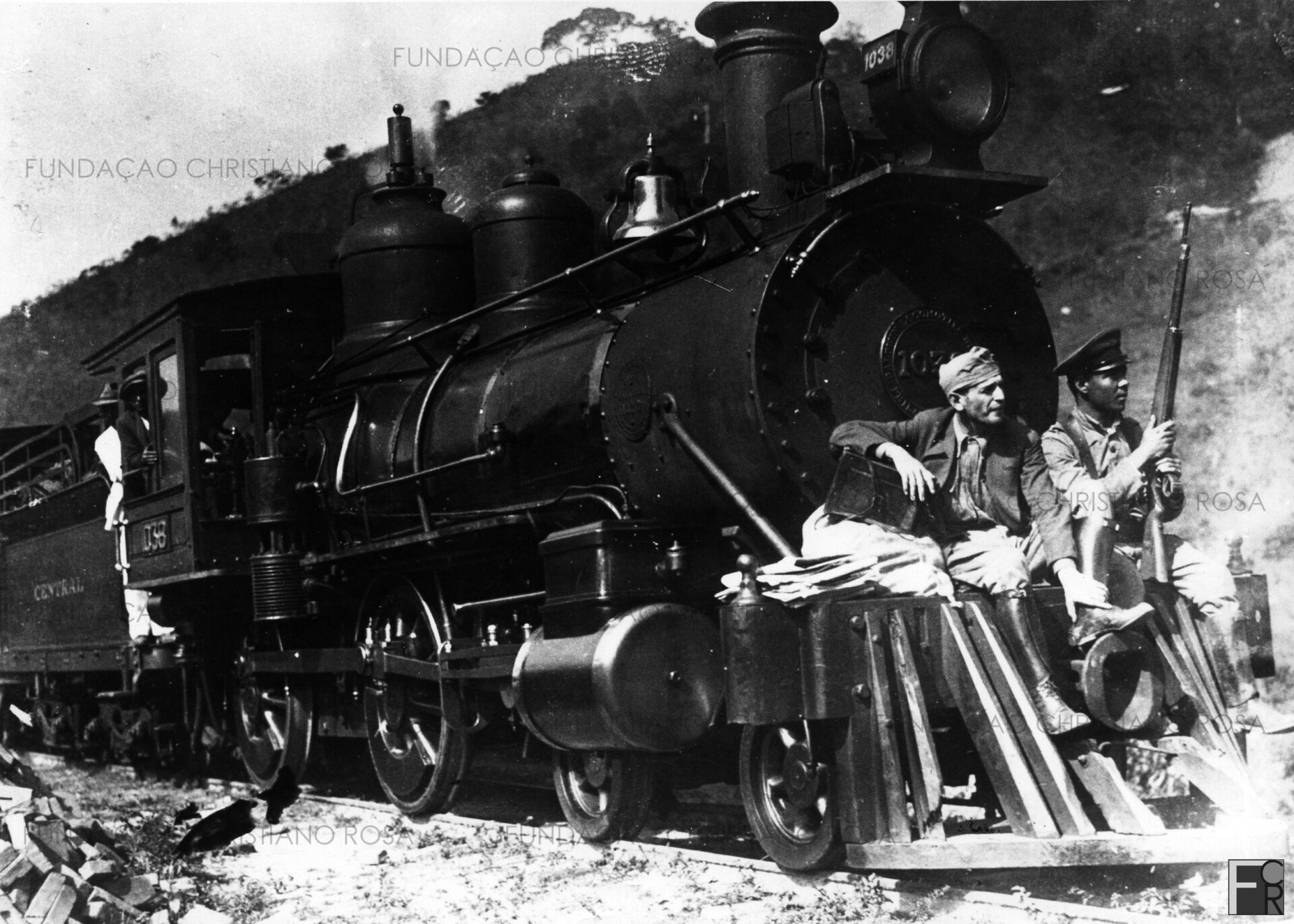O jornalista Armando Brussolo, redator do jornal “A Gazeta”, viaja na 1038, da Central, da Estação Ferroviária Rodrigues Alves para a Fábrica de Pólvora sem Fumaça, em Piquete, SP. Foto de Miguel Falletti, tirada em agosto de 1932.