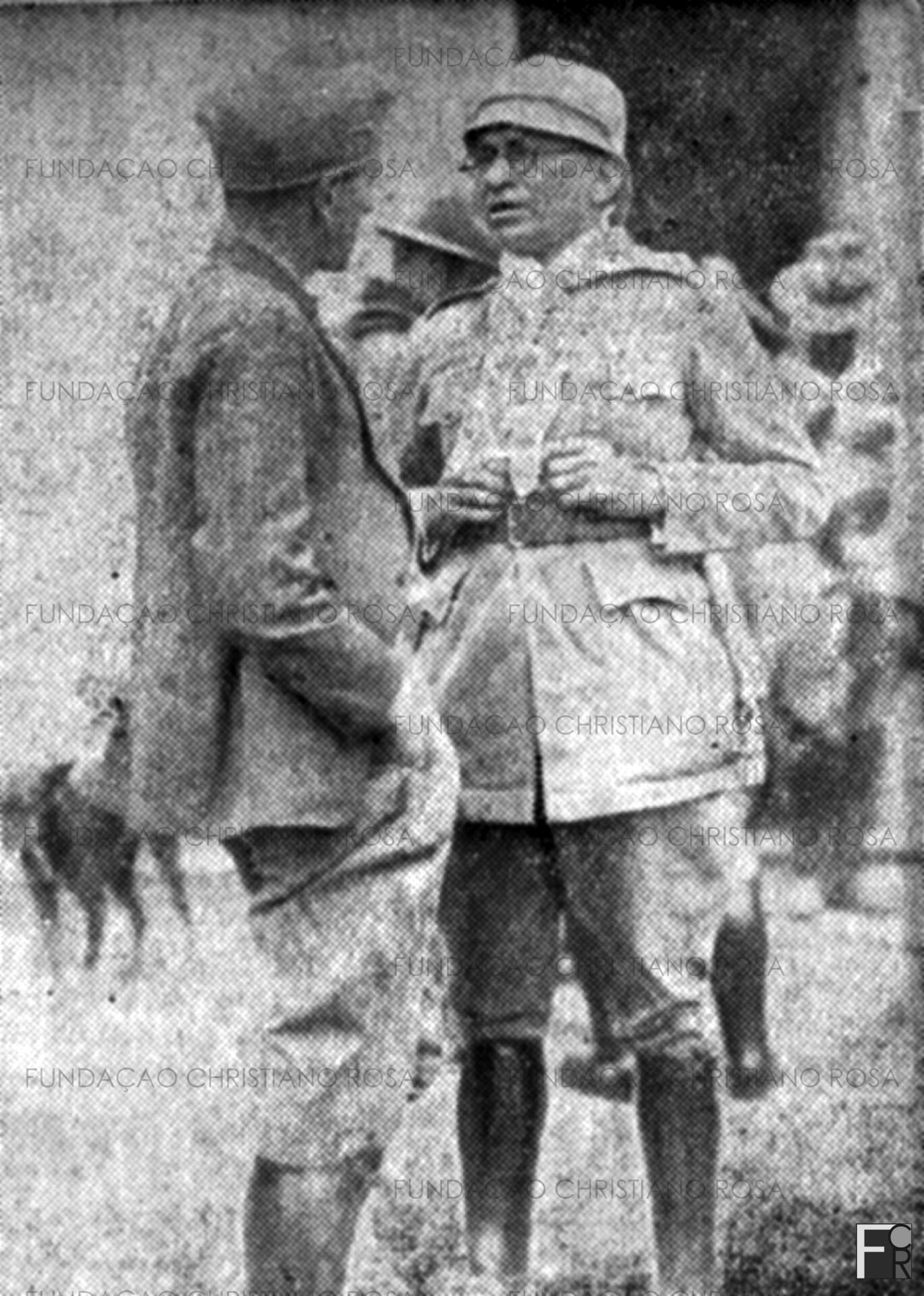 Jornalista Armando Brussolo (de costas) entrevista o major Leôncio Neiva, comandante do Setor de Piquete, para o jornal A Gazeta.