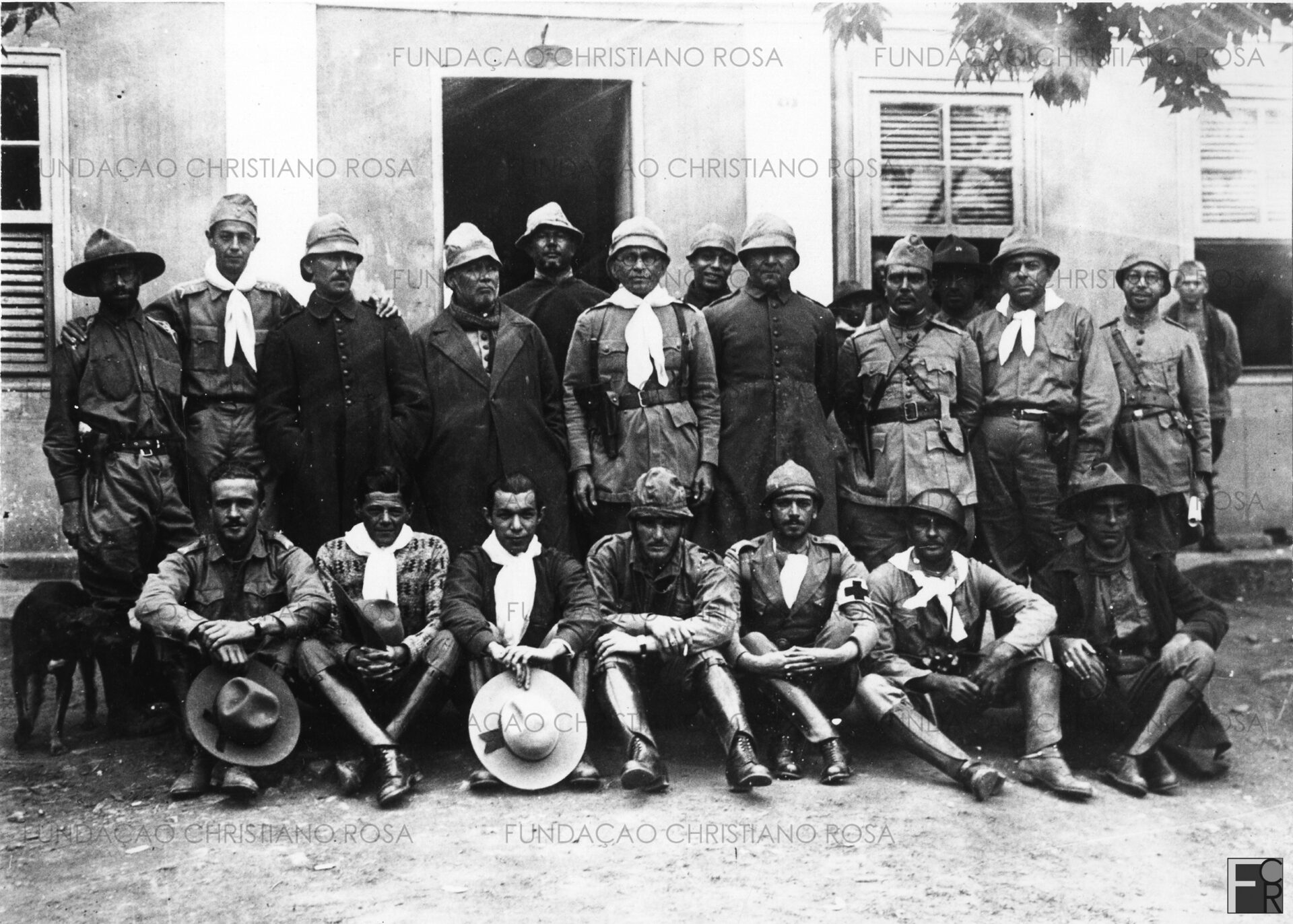 Em frente ao Hotel das Palmeiras, transformado em QG, o major Leôncio Neiva, comandante do Destacamento do “Setor Piquete”. Foto de Agosto de 1932.
