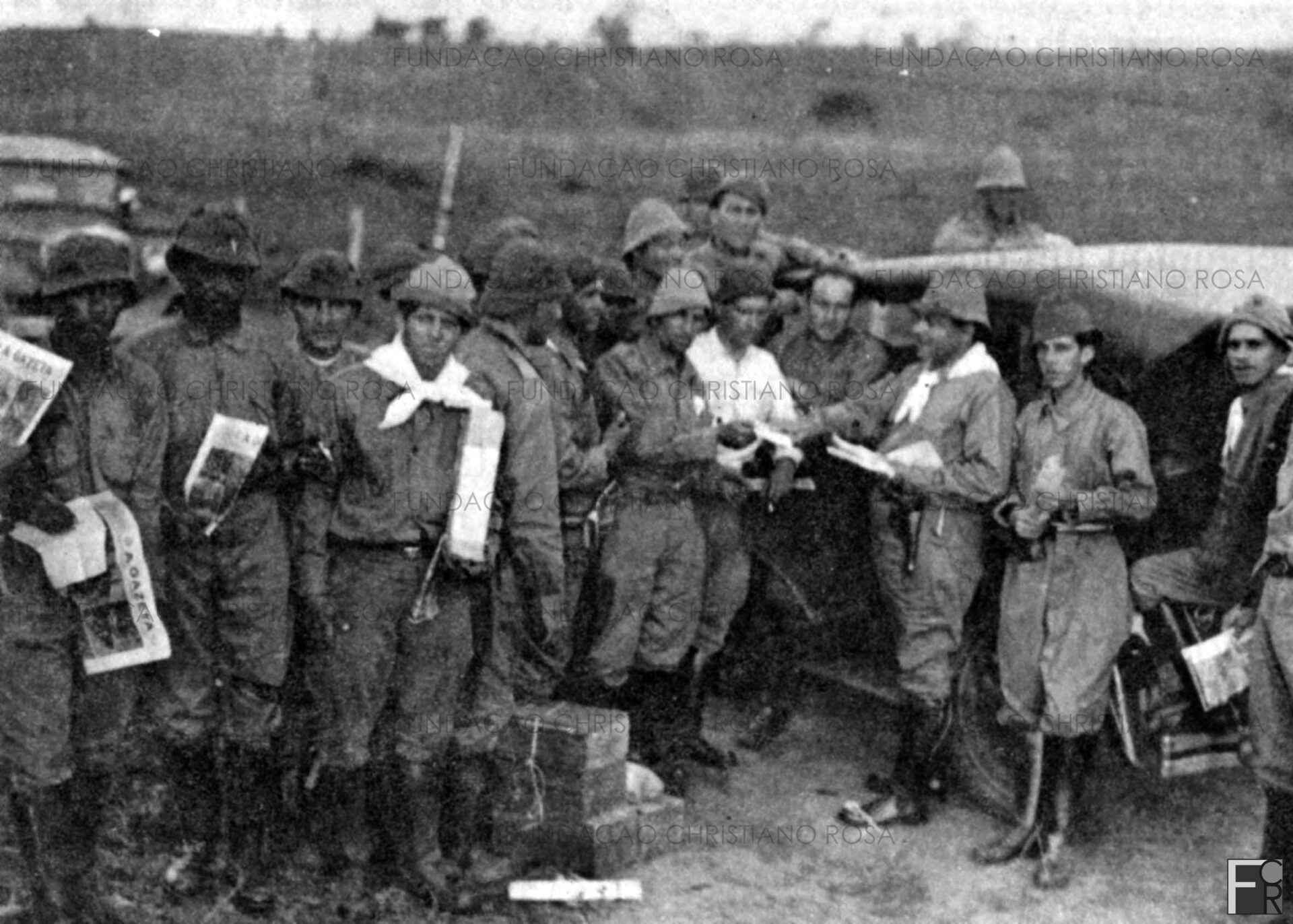 Na região de Piquete, soldados constitucionalistas recebem exemplares do jornal “A Gazeta”, em agosto de 1932.