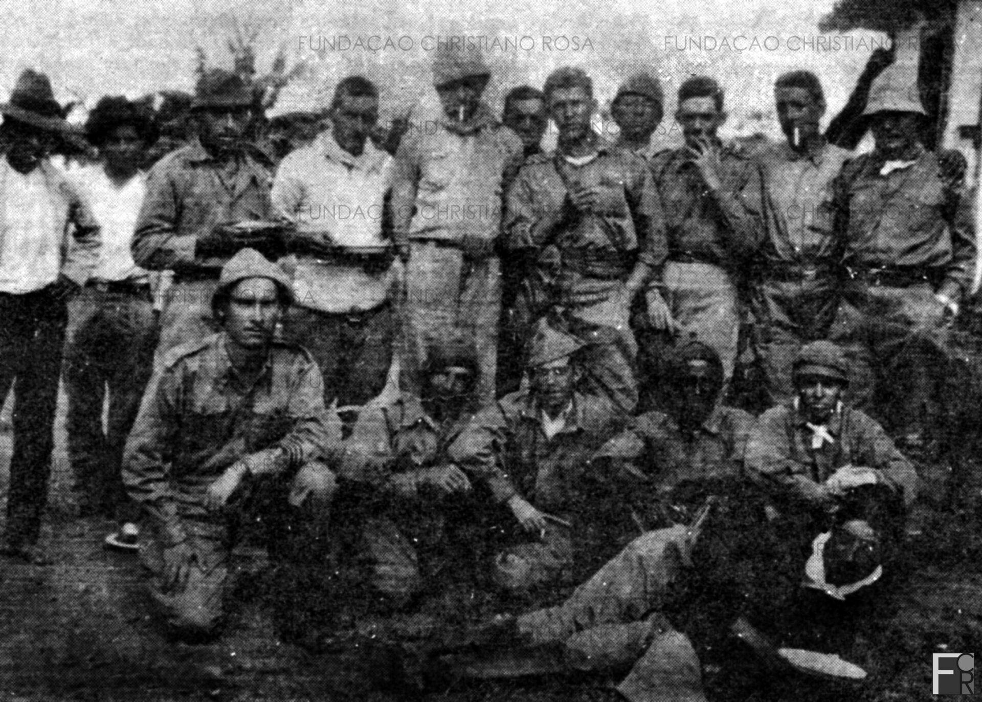 Parte do pelotão do “Bochincho”. Soldados constitucionalistas na Fazenda da Várzea, em Piquete. Na foto está o jornalista Luiz Gonzaga Naclério Homem, autor do livro “Lembranças de um belo ideal”, em que narra episódios da Revolução de 1932 em Piquete.