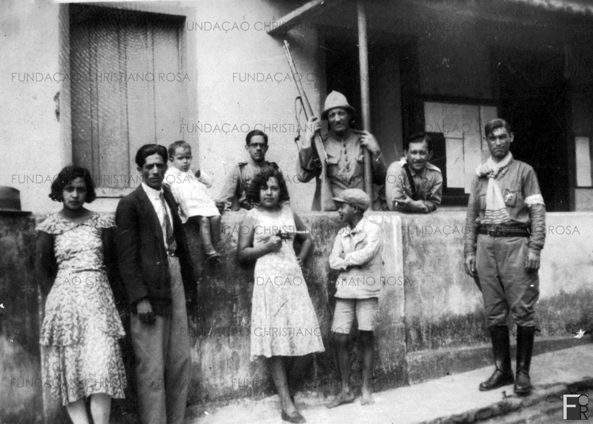 “Toda a cidade era simpática à causa revolucionária: passaram a ovacionar os soldados defensores da Lei. Houve uma verdadeira febre de patriotismo”. Na foto, a partir da esquerda, Nina Cunha, Juca Luz, Yolanda Luz (bebê), Doca Palma, Guita Cunha, em residência localizada ao lado da antiga cadeia, então ocupada por soldados da Força Pública durante a Revolução de 1932.