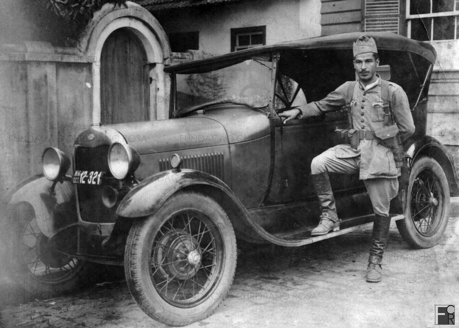 “Lembrança do meu querido irmão Carlos Beraldo, na Revolução de 1932”. Assina o verso da foto Lourdes Beraldo Leite.