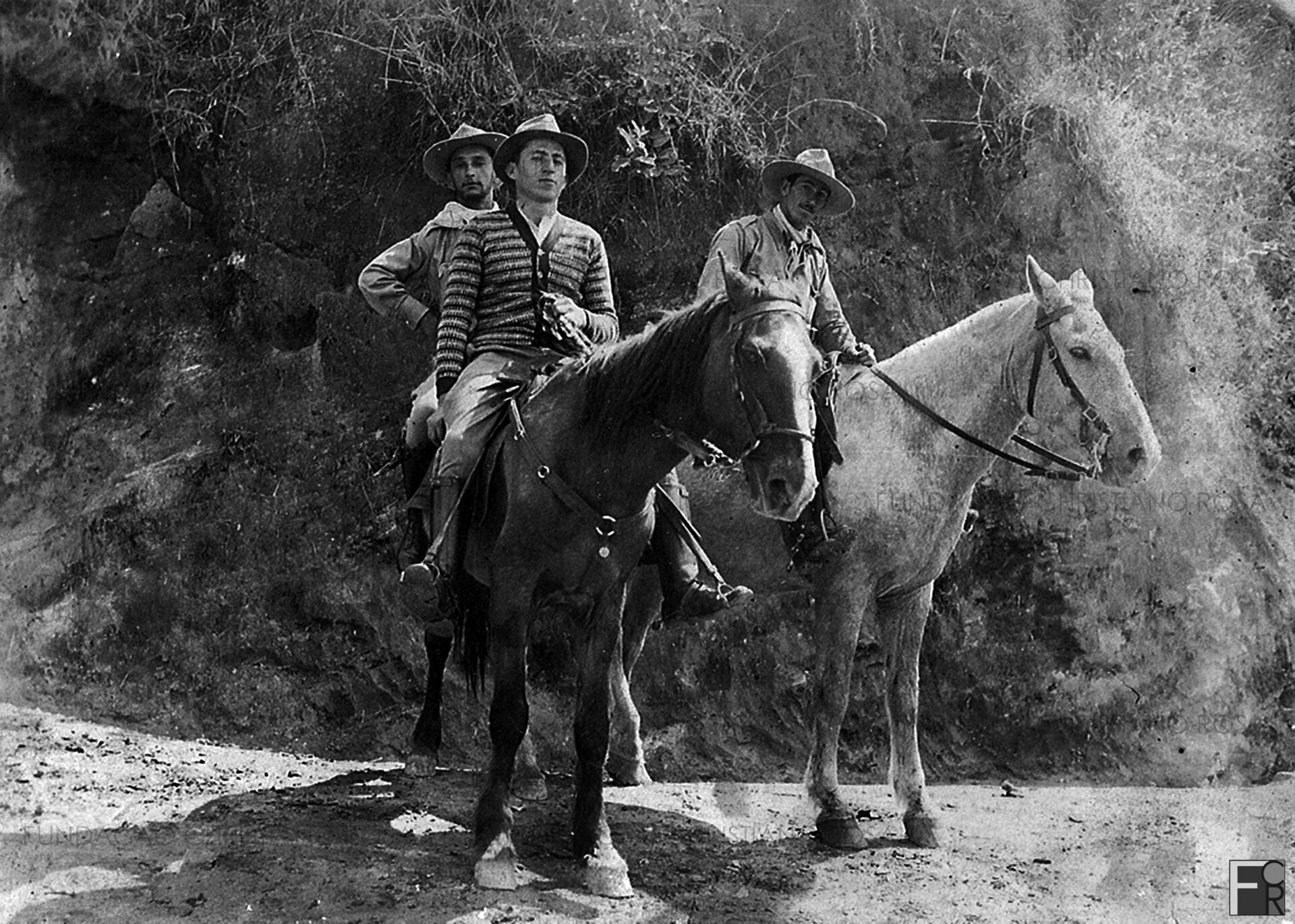 “Lembrança dos amigos e da campanha de 9 de Julho de 1932 em Piquete”. Da direita para a esquerda: João Cardoso Filho, Antônio Turco e Werneck. Conhecedores dos caminhos da Mantiqueira e simpáticos à causa paulistas, foram aproveitados como batedores durante a Revolução. Foto do acervo da Fundação Christiano Rosa, de Piquete, SP.