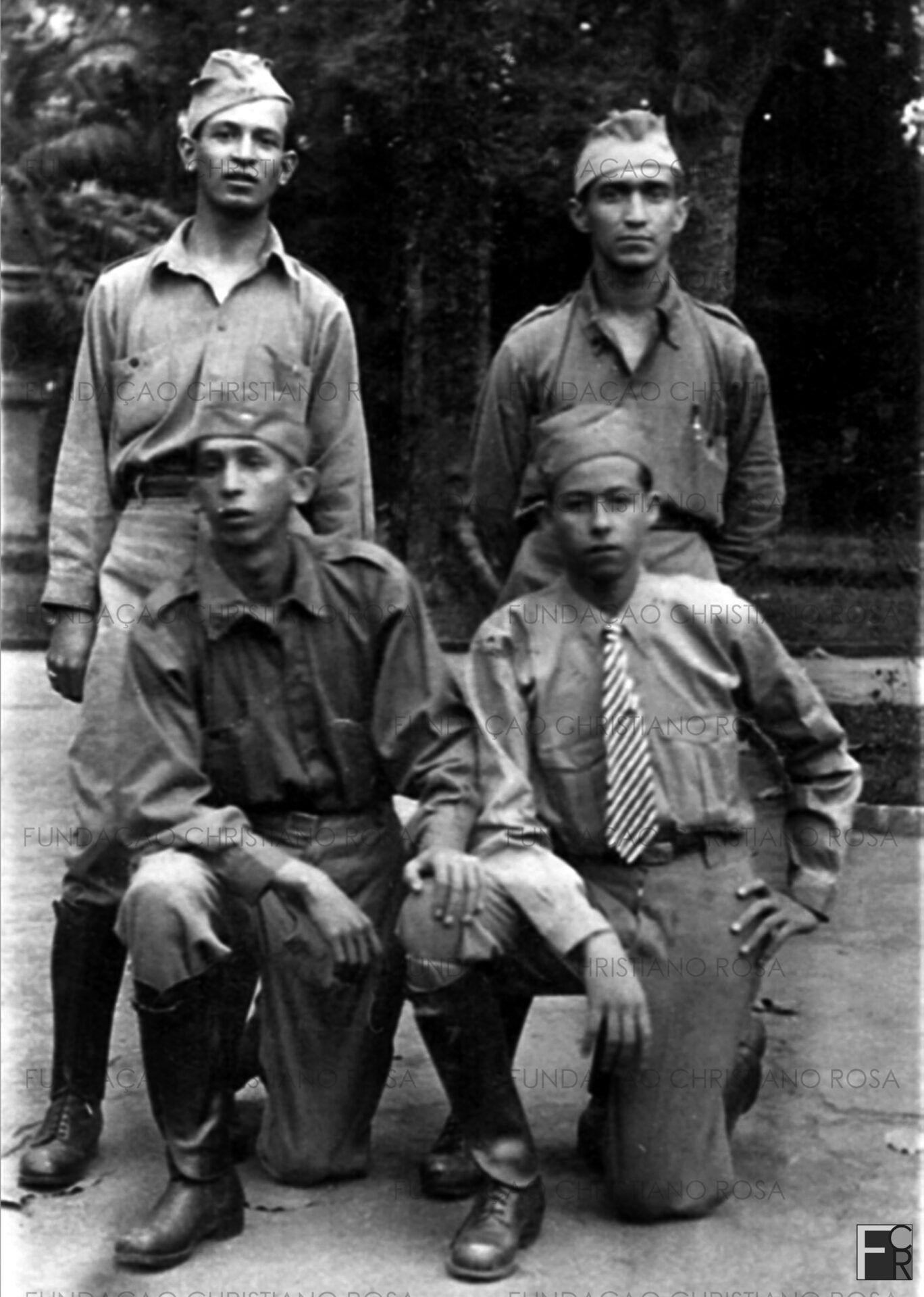 “Quatro voluntários piquetenses na Revolução de 1932”. Em pé, José Macedo e José Venino Vieira. Agachados, Geraldo Chrispim e Brás Pereira de Olivas. Foto de 27 de setembro de 1932. Foto do acervo da Fundação Christiano Rosa, de Piquete, SP.
