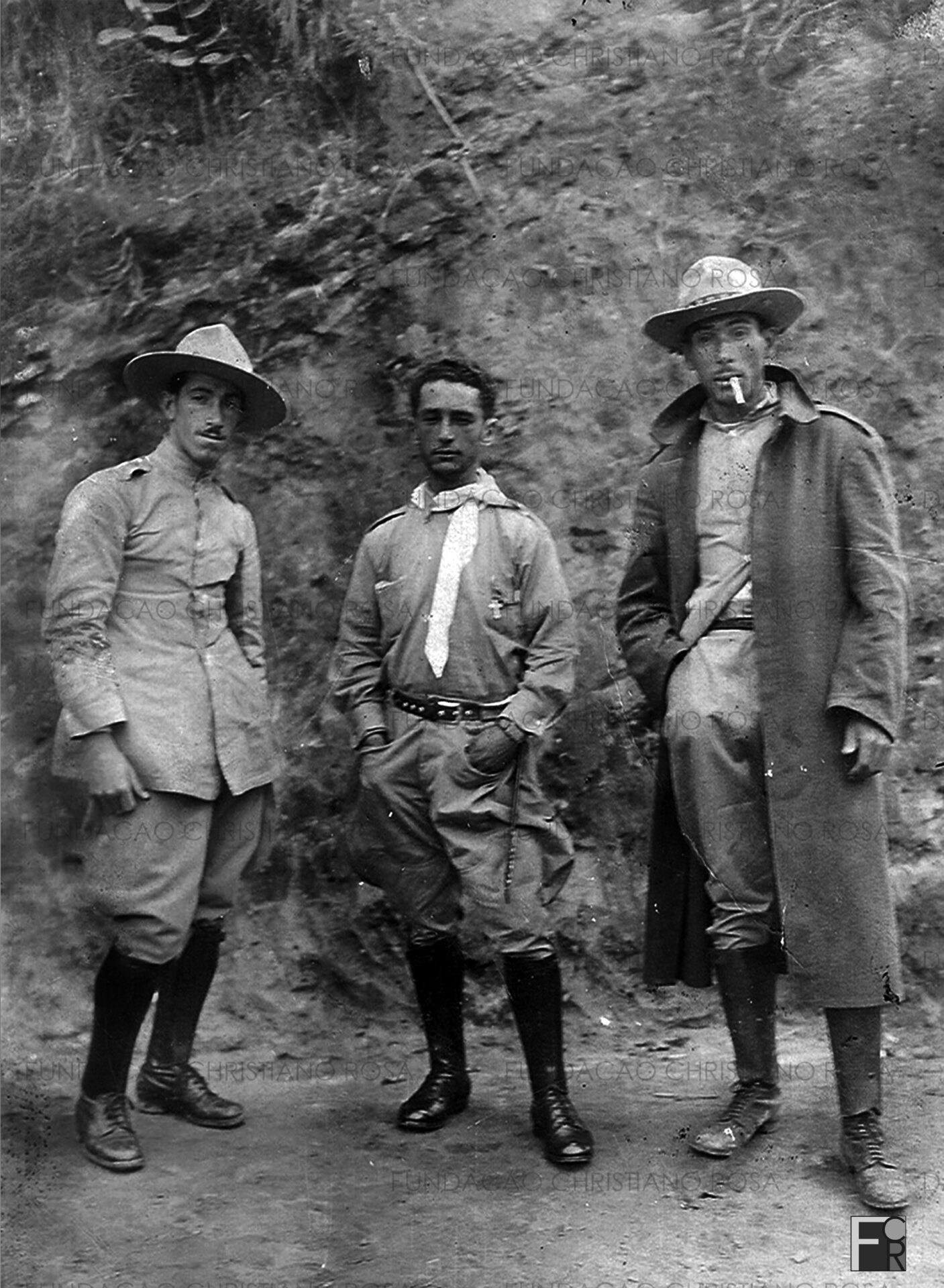 “Lembrança dos amigos e da campanha de 9 de Julho de 1932 em Piquete”. João Cardoso Filho, Werneck e ?. Foto do acervo da Fundação Christiano Rosa, de Piquete, SP.
