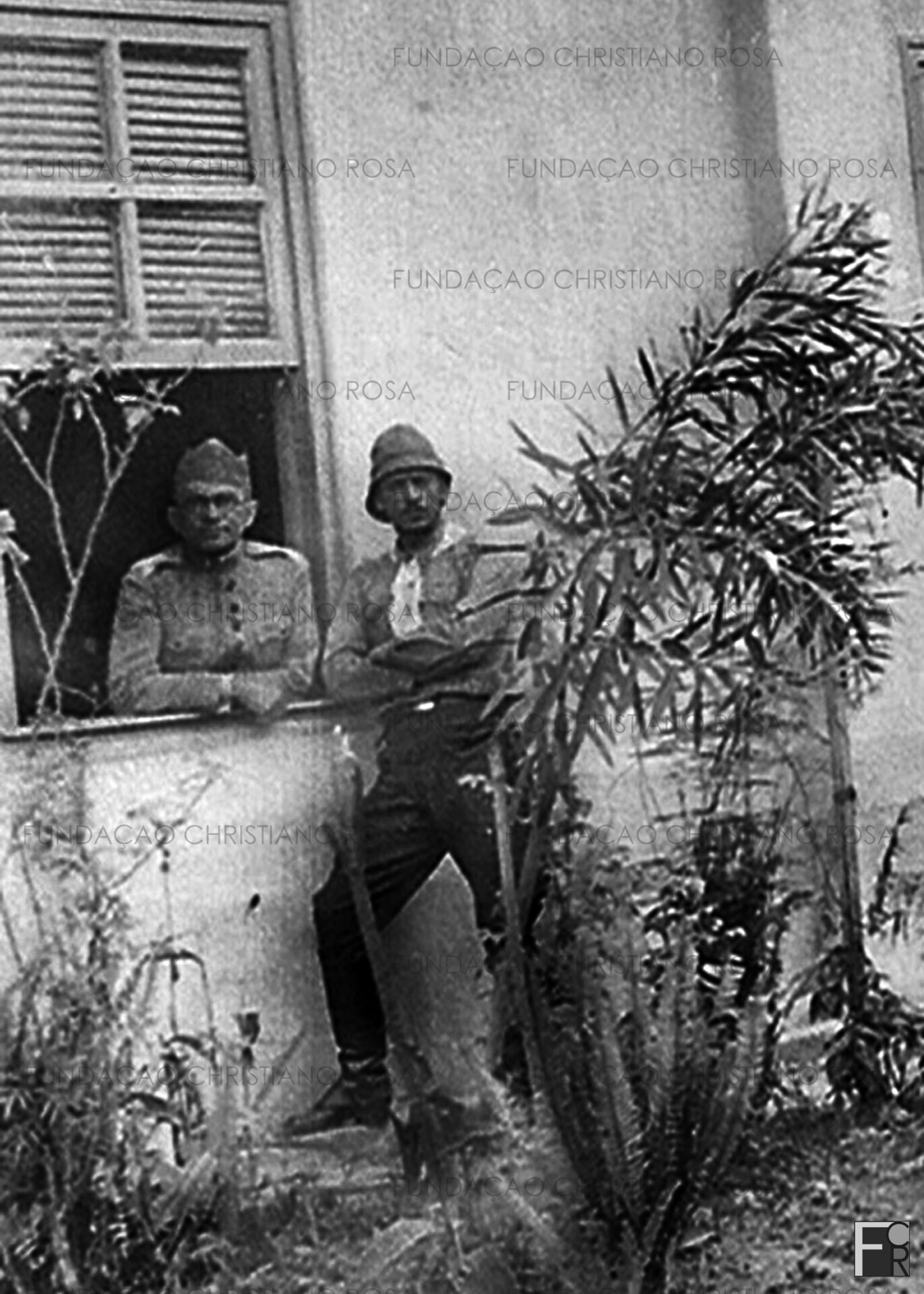 O comandante do Setor Piquete, Major Leôncio Neiva (apoiado no parapeito da janela) no Hotel das Palmeiras, de propriedade de D. Maria Eufrásia Ribeiro da Silva, que fora transformado em QG.
