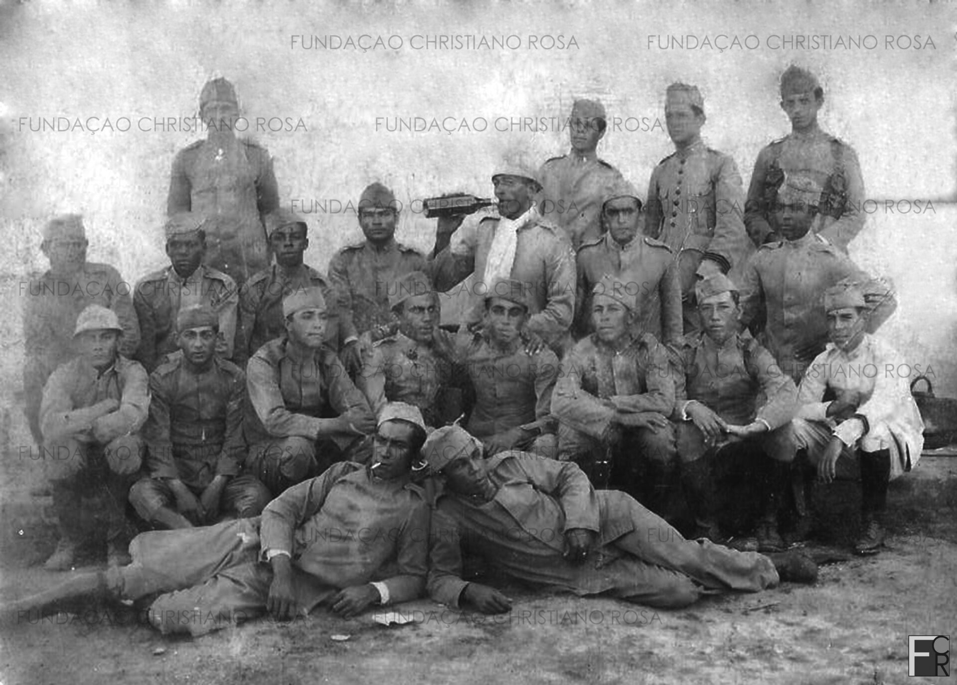 Soldados constitucionalistas antes de seguirem para a frente de batalha na Serra da Mantiqueira, na região de Piquete, SP.
