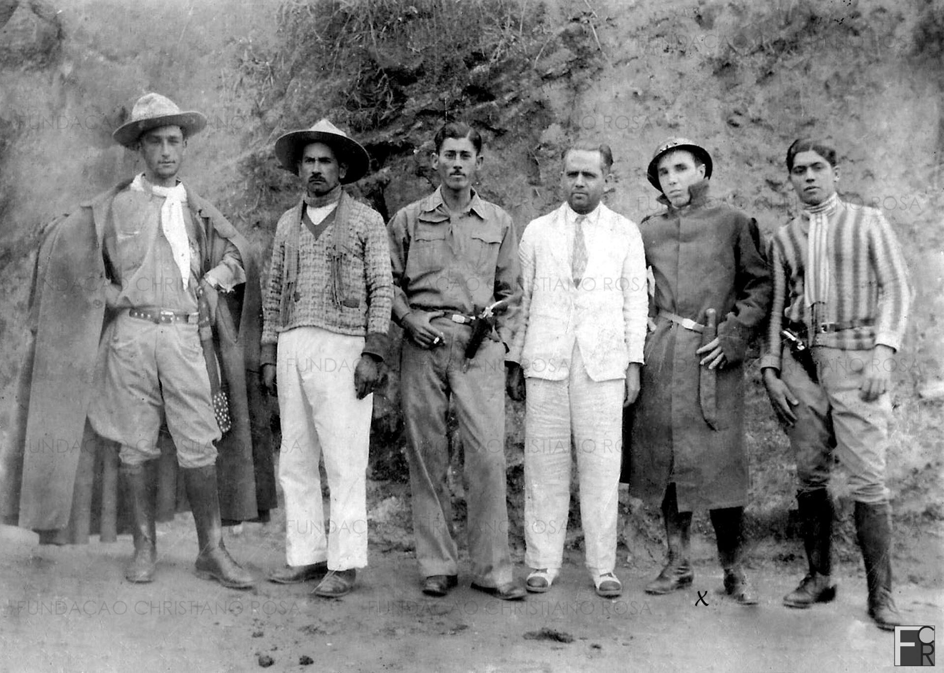 De terno branco, Antônio da Encarnação, Coletor em Piquete, e soldados constitucionalistas. Do verso da foto, consta: “Lembrança da Revolução. Piquete, 19 de Julho de 1932. Luto aqui no Piquete pelo meu querido Brasil onde já me alistei e me incorporei no Batalhão ‘Capitão Machado’. Tudo por São Paulo. Eu estou na fotografia assinalado por um X. Sou de São Luiz do Paraitinga. José Joaquim Dias”.