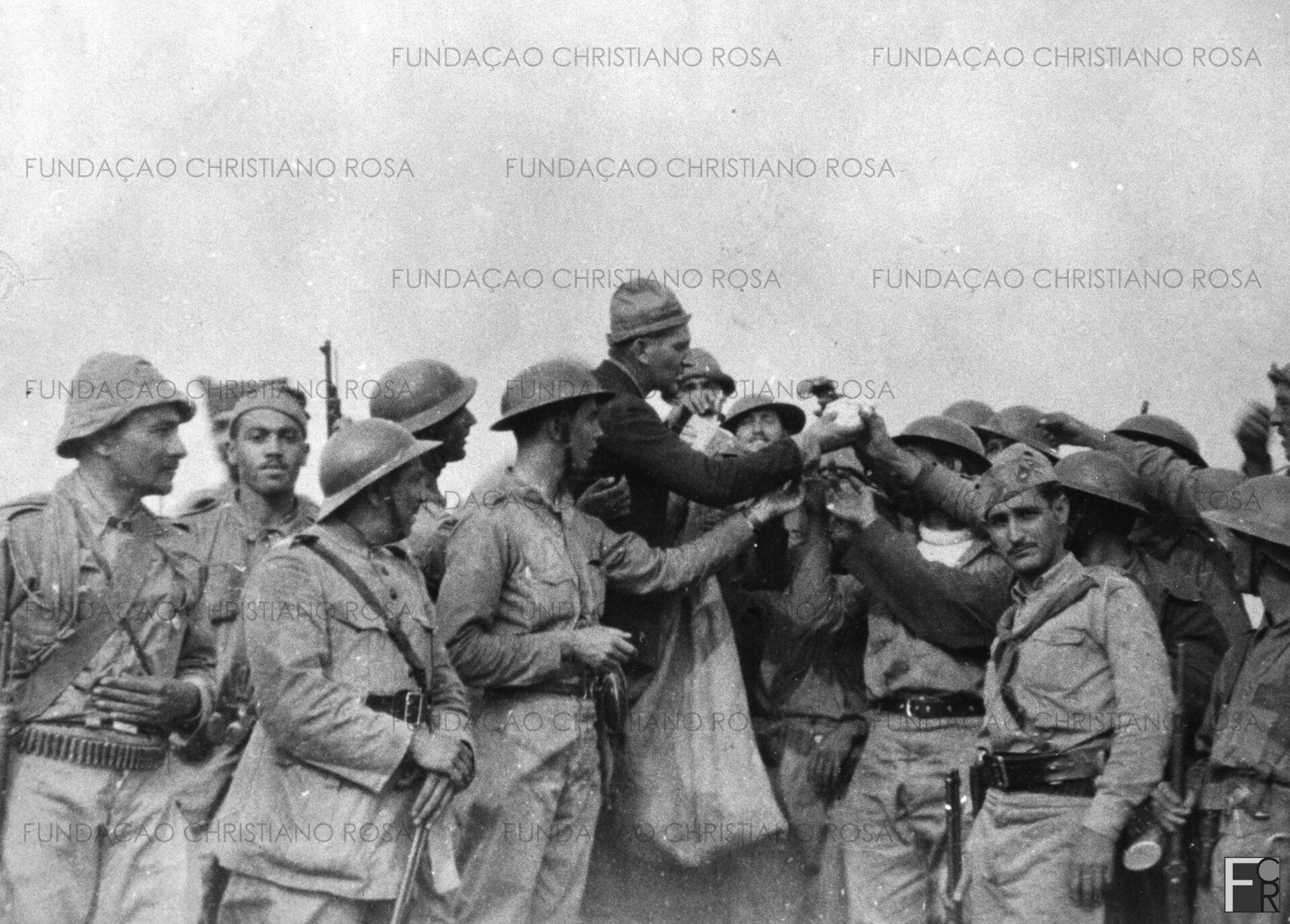 “Distribuição de correspondências e jornais no front”. Foto cujo original se encontra no acervo do Museu da Imagem e do Som (MIS), em São Paulo, SP.