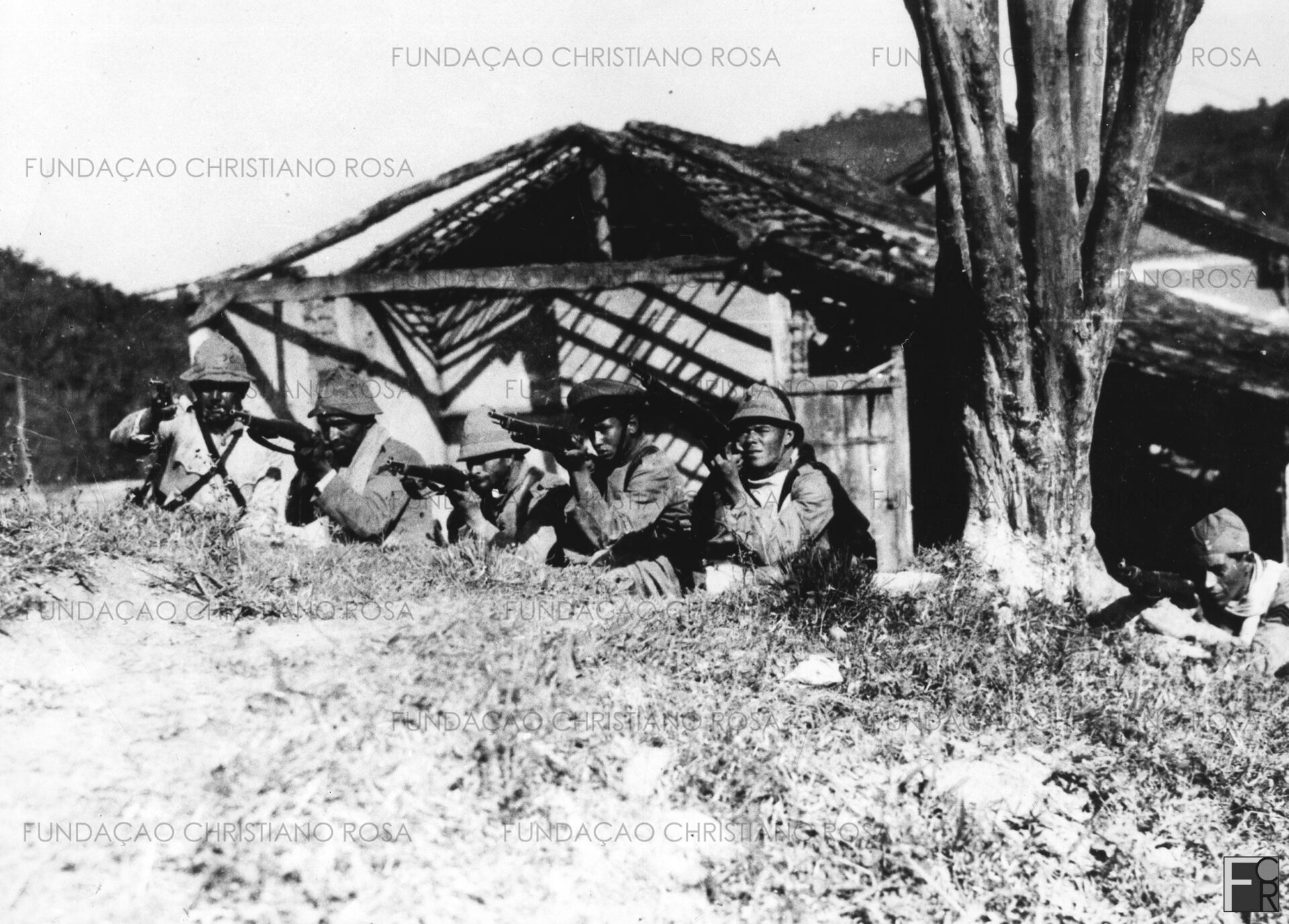 “Paulistas defendem posição em Piquete”. Foto cujo original se encontra no acervo do Museu da Imagem e do Som (MIS), em São Paulo, SP.