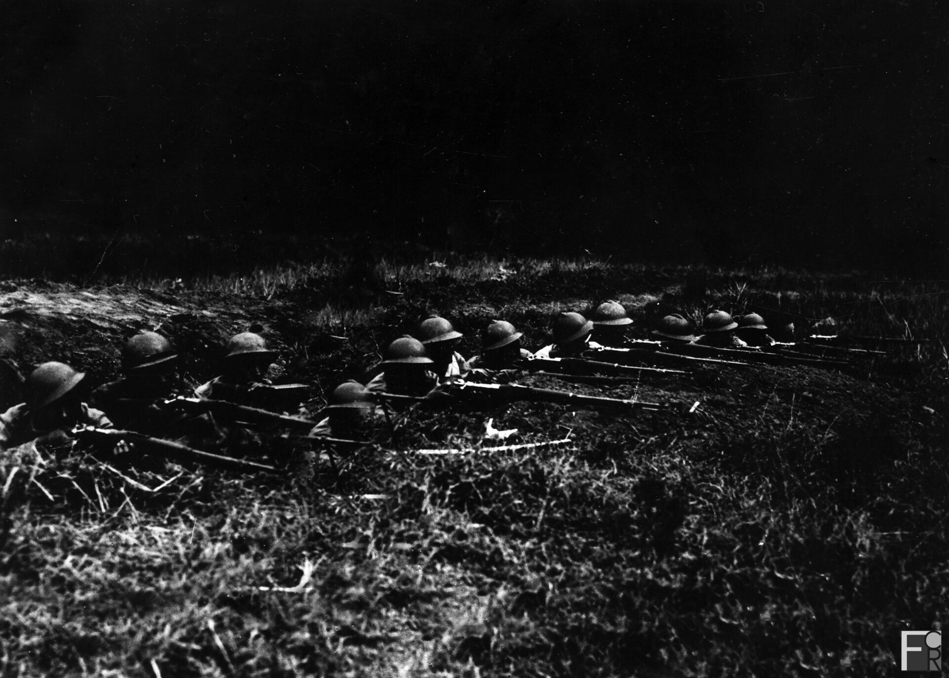 “Em Piquete – Entrincheiramento de soldados constitucionalistas”. Foto cujo original se encontra no acervo do Museu da Imagem e do Som (MIS), em São Paulo, SP.