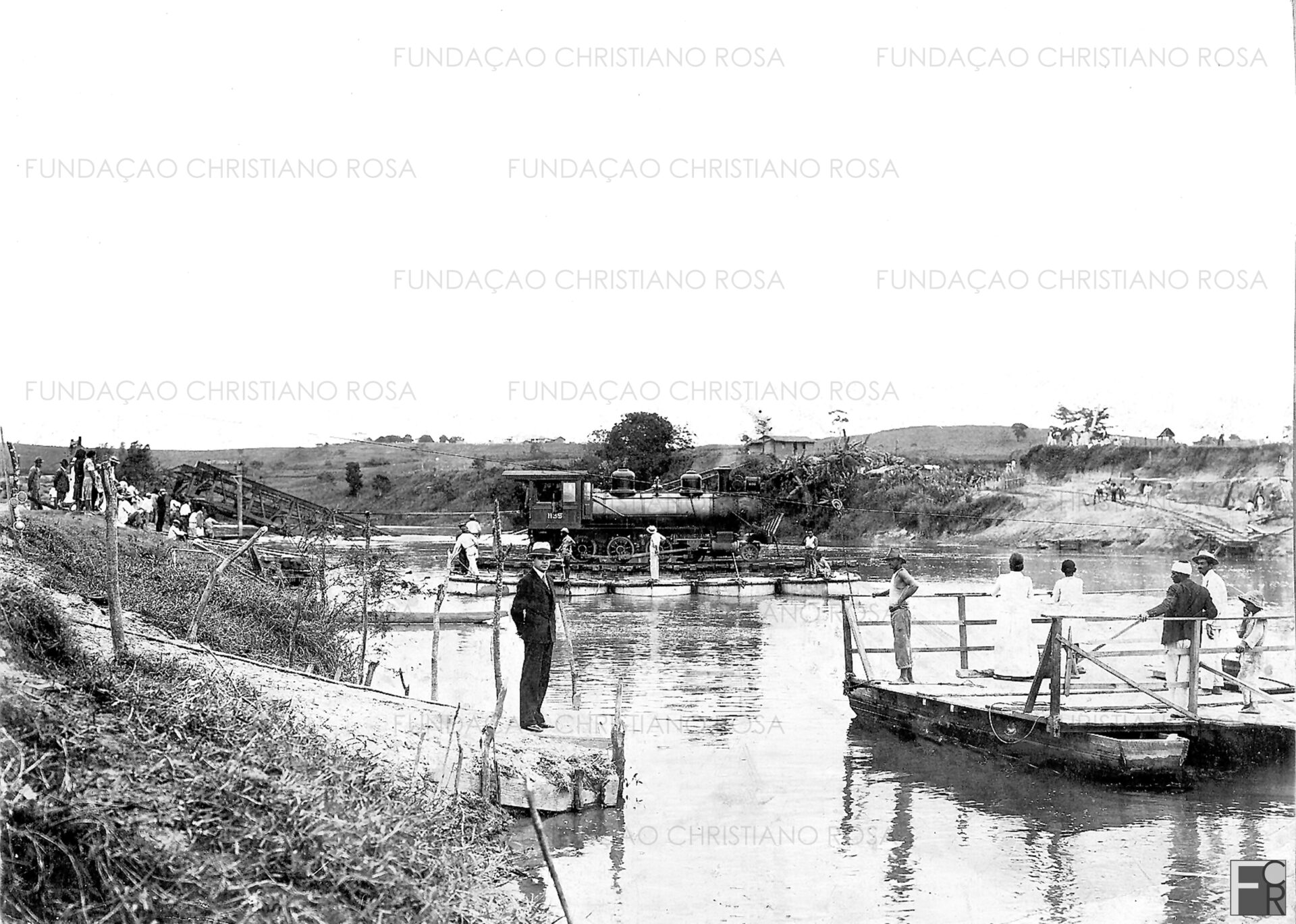 Ponte sobre o Rio Paraíba do Sul, em Lorena, SP, dinamitada pelo exército constitucionalista para atrasar o avanço das tropas federais. Esta era uma ponte férrea, por onde passava o ramal férreo Lorena x Piquete, permitindo acesso à Fábrica de Pólvora sem Fumaça, em Piquete.