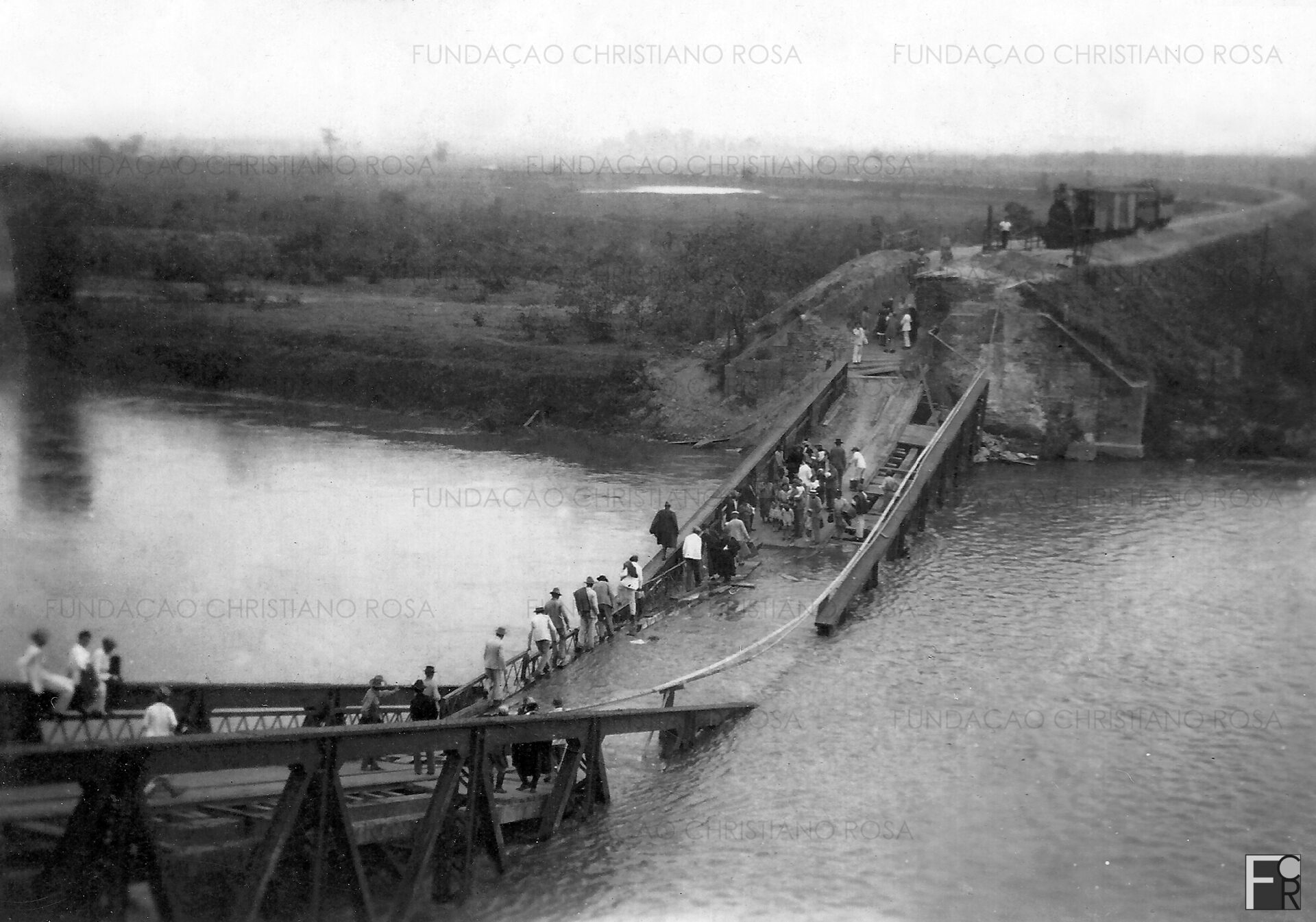 Ponte sobre o Rio Paraíba do Sul, em Lorena, SP, dinamitada pelo exército constitucionalista para atrasar o avanço das tropas federais. Esta era uma ponte férrea, por onde passava o ramal férreo Lorena x Piquete, permitindo acesso à Fábrica de Pólvora sem Fumaça, em Piquete.