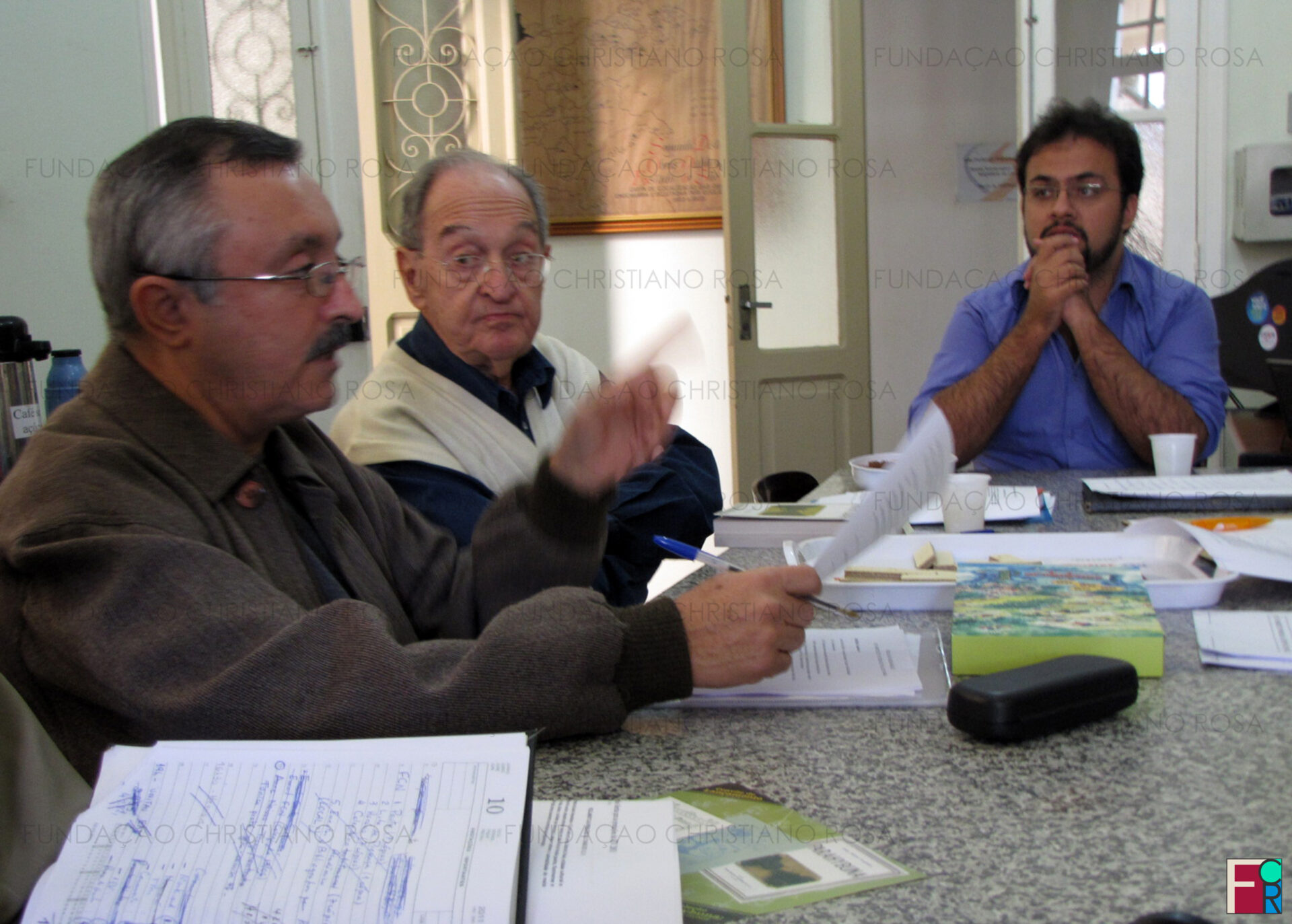 Professores Francisco Sodero e Nélson Pesciotta e Diego Amaro, em reunião que eram planejadas as atividades dos 40 anos do IEV, em 2013.