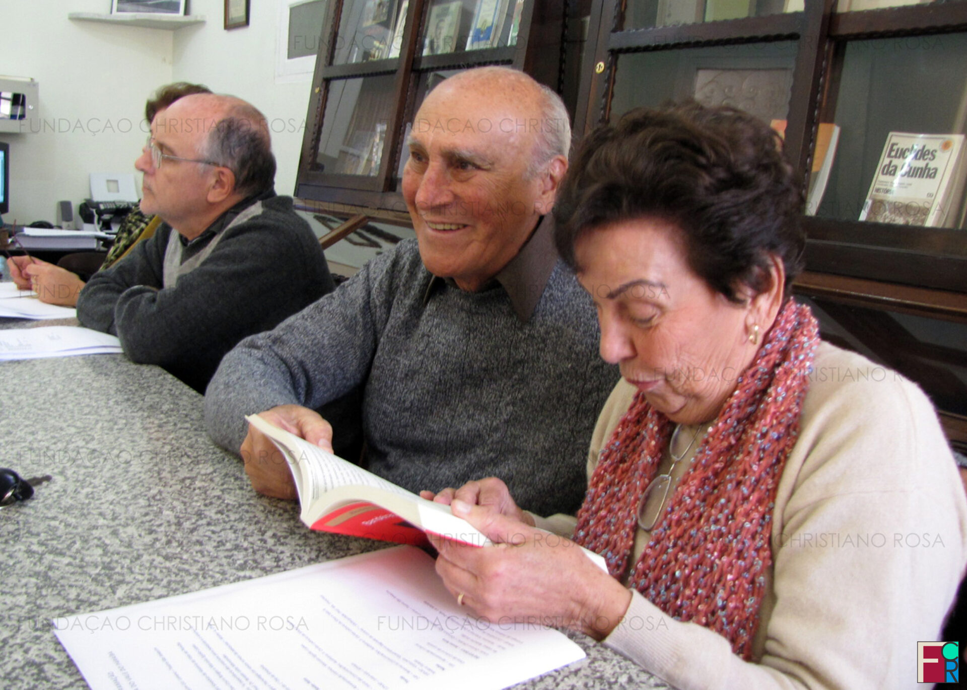 Em primeiro plano, Tom e Tereza Maia, membros fundadores do IEV. Na foto, participam de reunião que planejava as atividades comemorativas dos quarenta anos do IEV, em 2013.