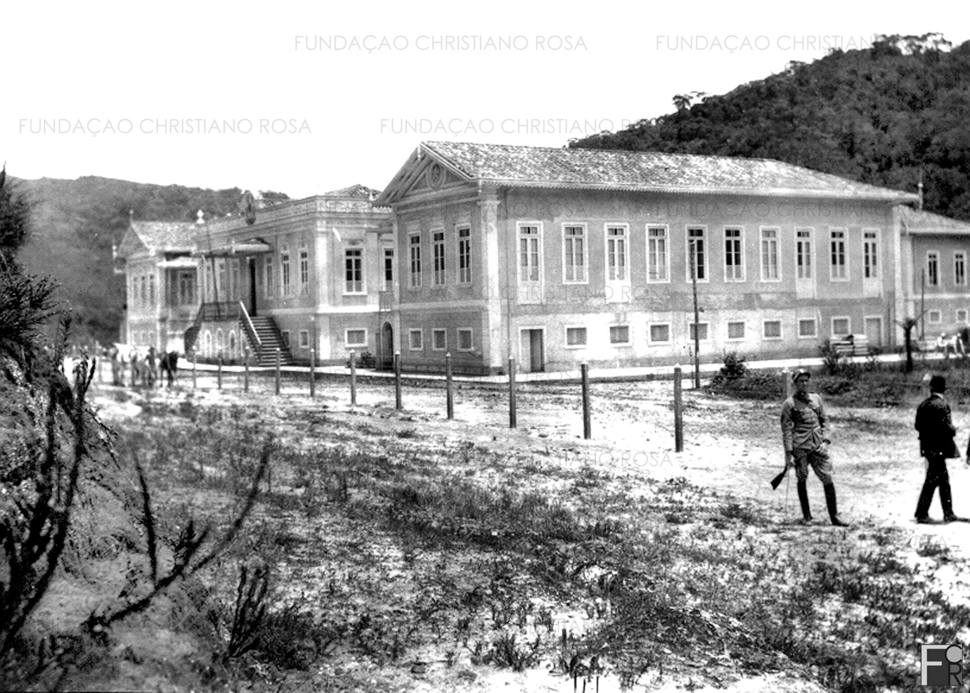 Inaugurado em 10 de janeiro de 1908, no governo Afonso Penna, o Sanatório Militar dos Campos do Jordão era constituído por enfermaria, quatro galpões para moradia de oficiais, quartel, pavilhão de madeira para depósito de medicamentos, caixa d’água, olaria, pedreira, um prédio destinado à cozinha e casa de administração. Funcionando por aproximadamente cinco anos, foi desativado devido a várias dificuldades, entre elas a de acesso.