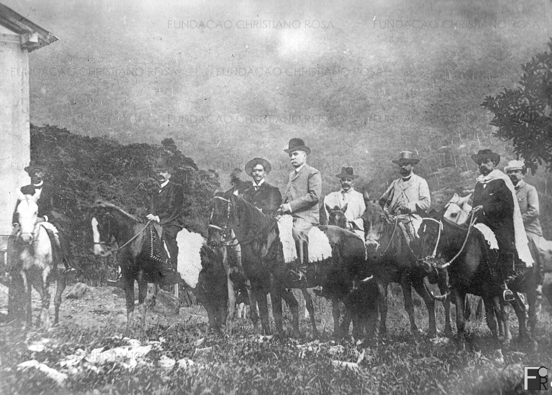 Visita do Marechal Mallet, então Ministro da Guerra, em janeiro de 1902, a São Francisco dos Campos, em terras do Barão da Bocaina, que aparece em primeiro plano. Mallet está ao lado, de capa.