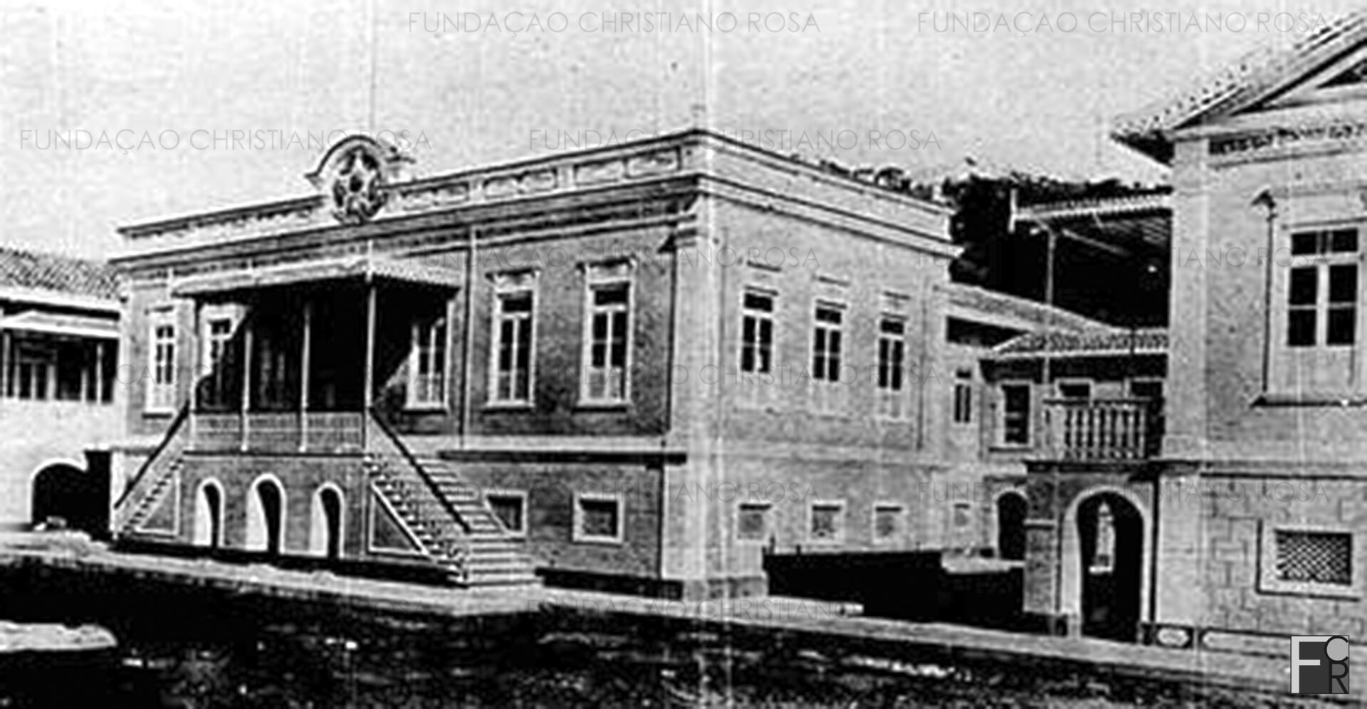Inaugurado em 10 de janeiro de 1908, no governo Afonso Penna, o Sanatório Militar dos Campos do Jordão era constituído por enfermaria, quatro galpões para moradia de oficiais, quartel, pavilhão de madeira para depósito de medicamentos, caixa d’água, olaria, pedreira, um prédio destinado à cozinha e casa de administração. Funcionando por aproximadamente cinco anos, foi desativado devido a várias dificuldades, entre elas a de acesso.