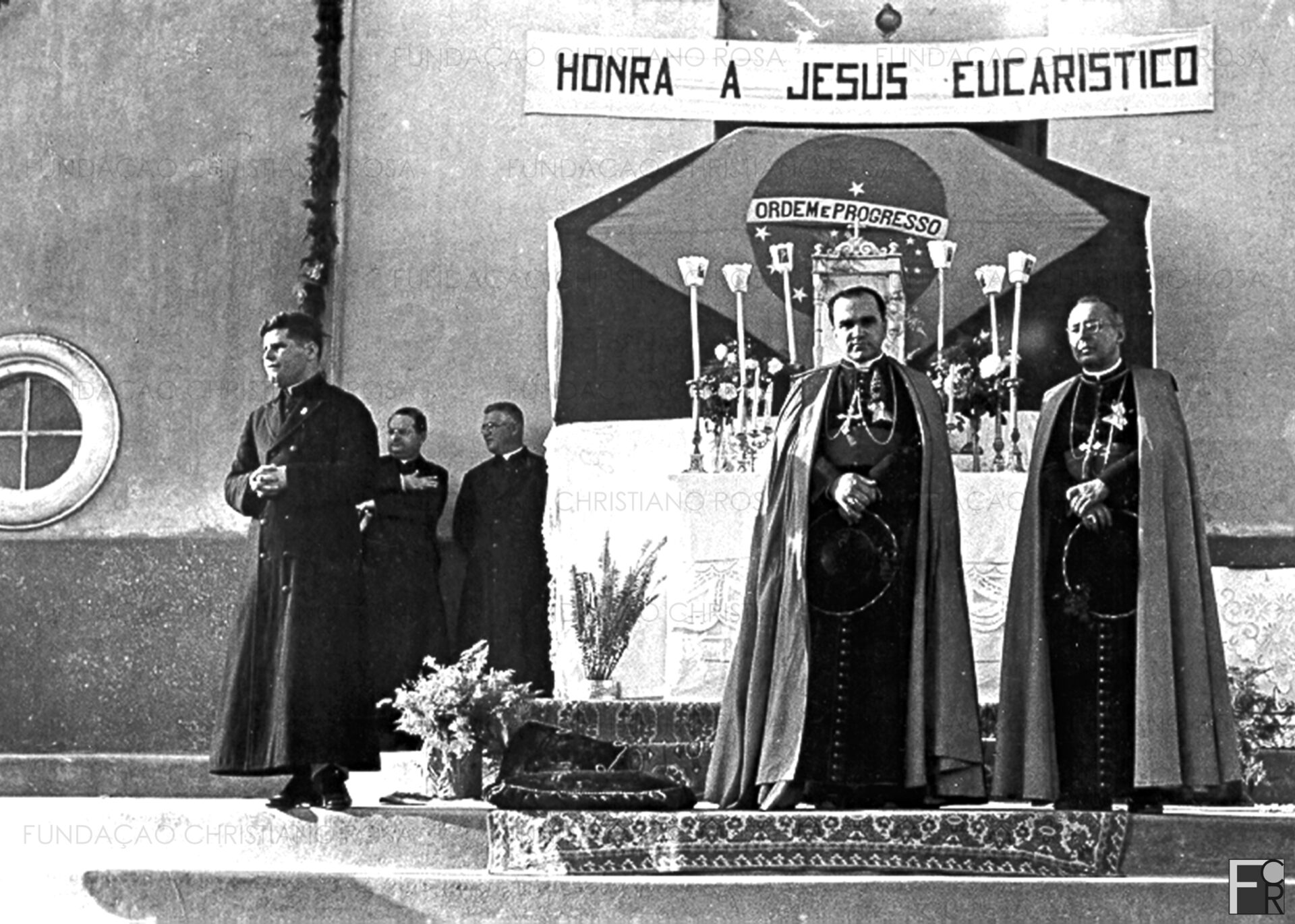 O arcebispo de São Paulo em frente à Antiga Matriz de São Miguel, em Piquete, durante Congresso Eucarístico da Diocese, em 1942.