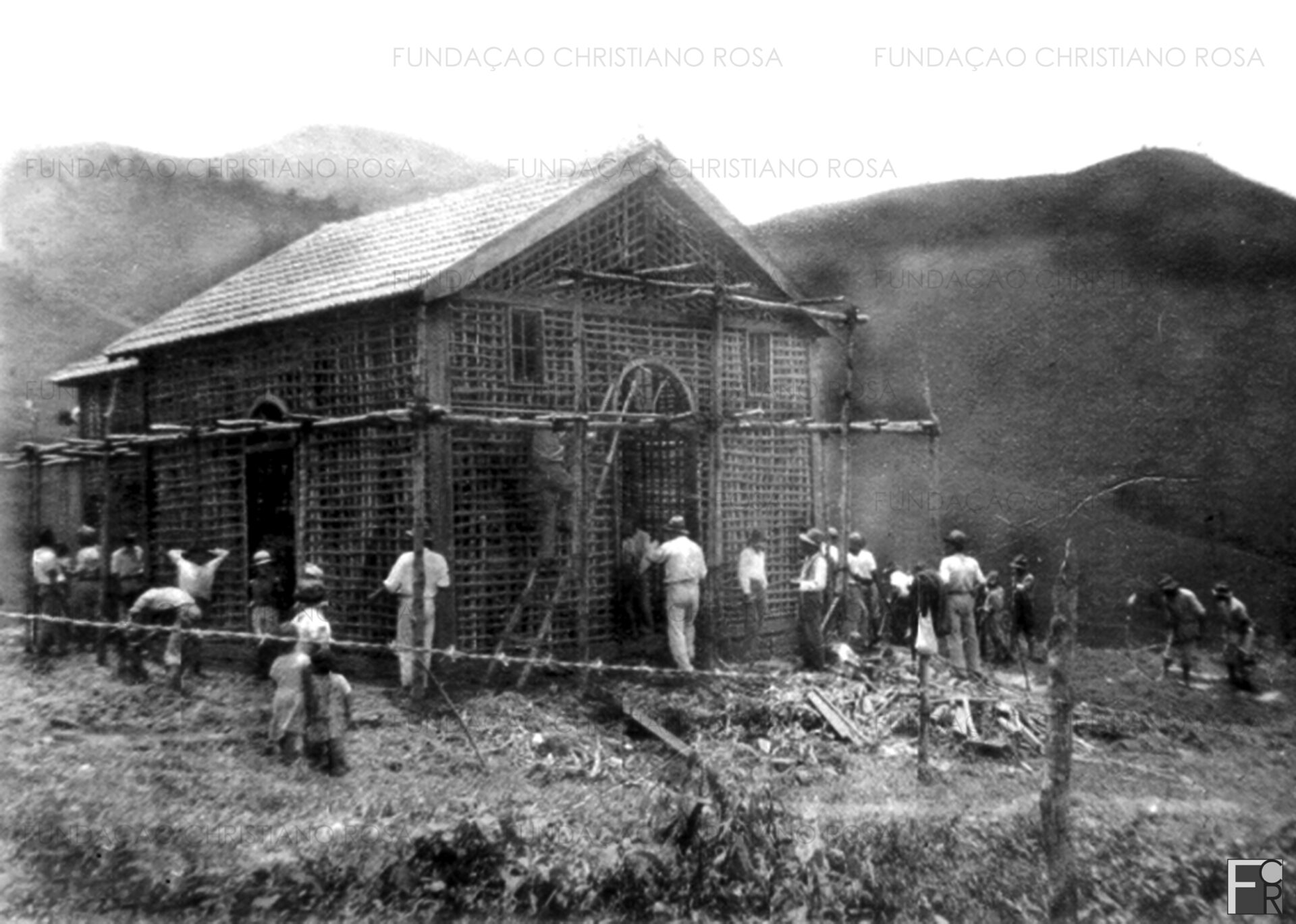 Obras de construção da Capela de N.S. Aparecida, no Bairro dos Marins.