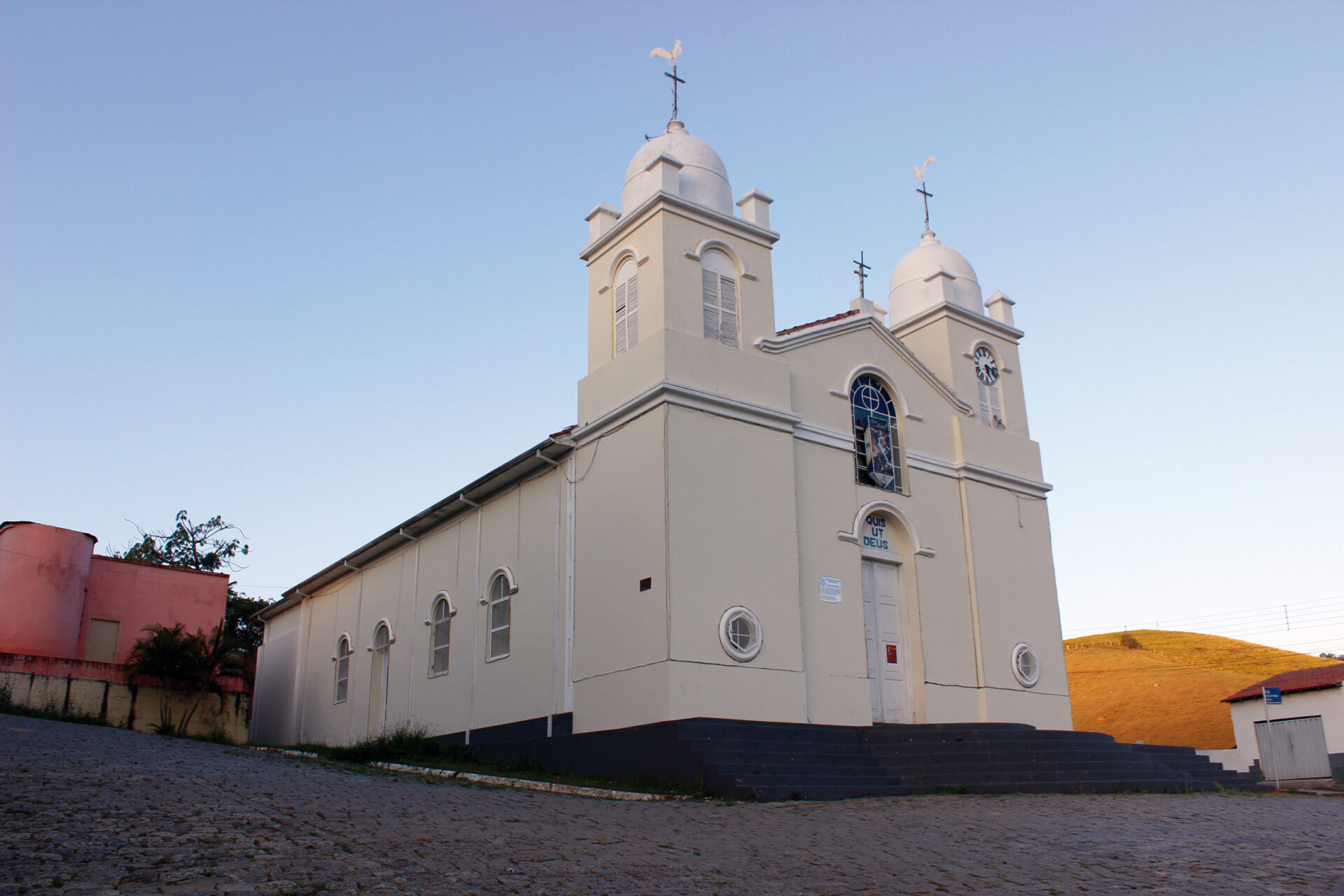 A antiga Matriz de São Miguel, hoje Igreja de São Miguel e Almas.
