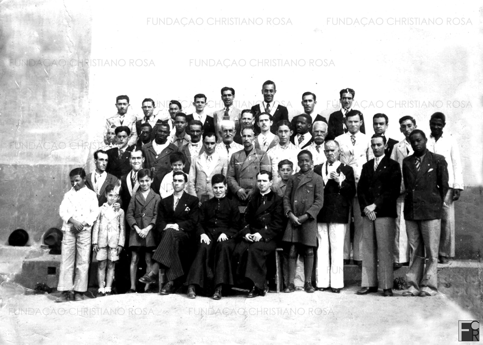 Padres Septímio Ramos Arantes e Oswaldo Barros Bindão com Congregados Marianos, em 1940.