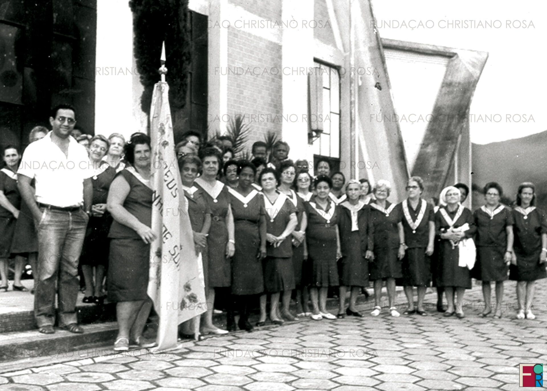 Irmandade de São José e o padre Luiz Carlos. Foto da década de 1980.