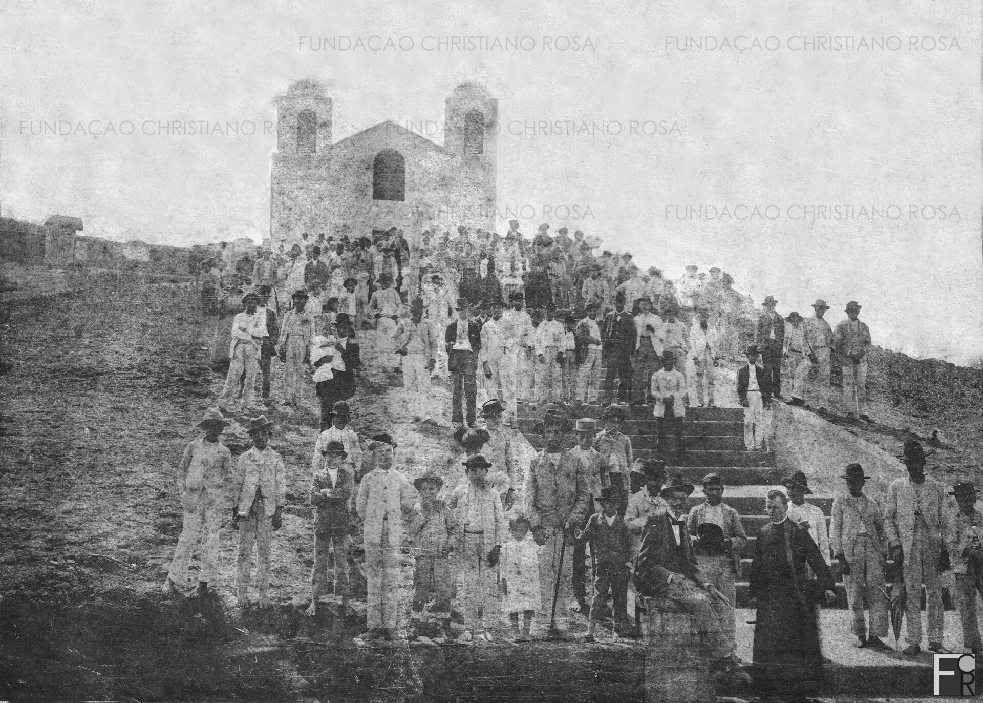 Parte da comunidade católica piquetense em frente à então Matriz de São Miguel, em 1900.