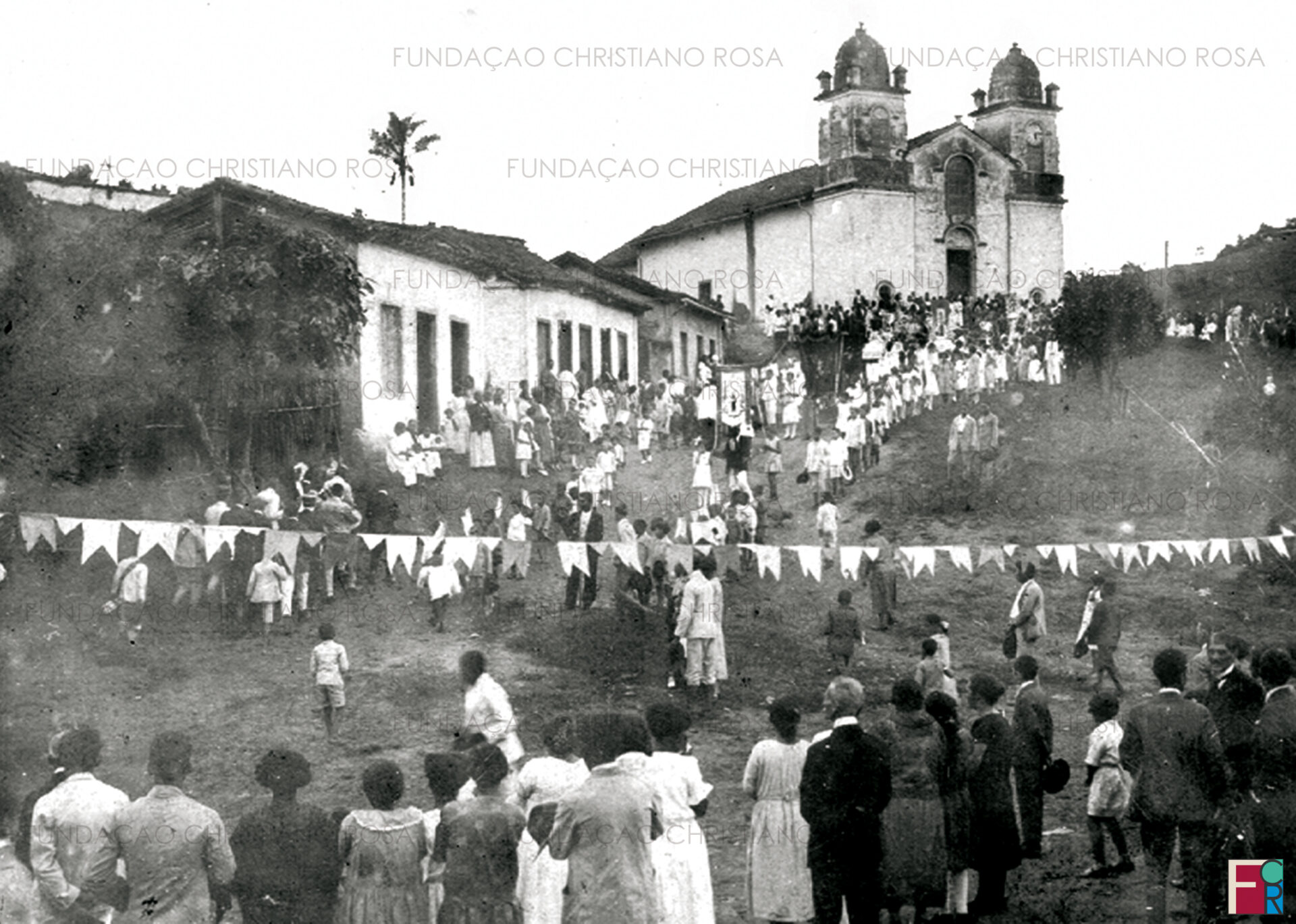 Saída de uma procissão na Matriz de São Miguel, na década de 1920.